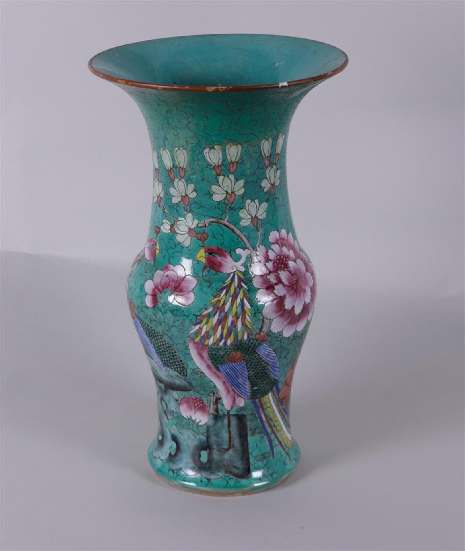 A large family rose collar vase decorated with flowers and a phoenix. China, 19th century.
H. 41 cm.