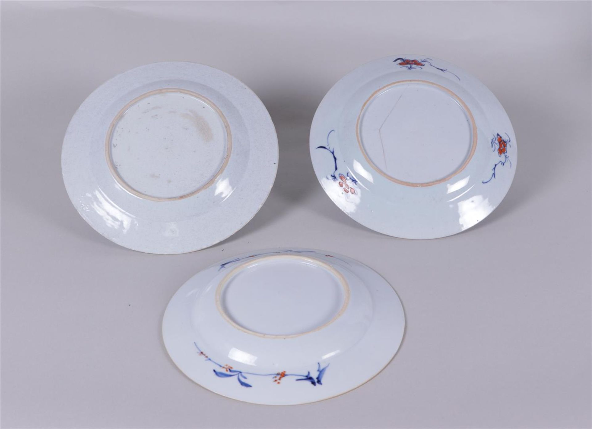 A lot of three doucai plates. China, 18th century.
Diam. 22,5 cm. - Bild 2 aus 2