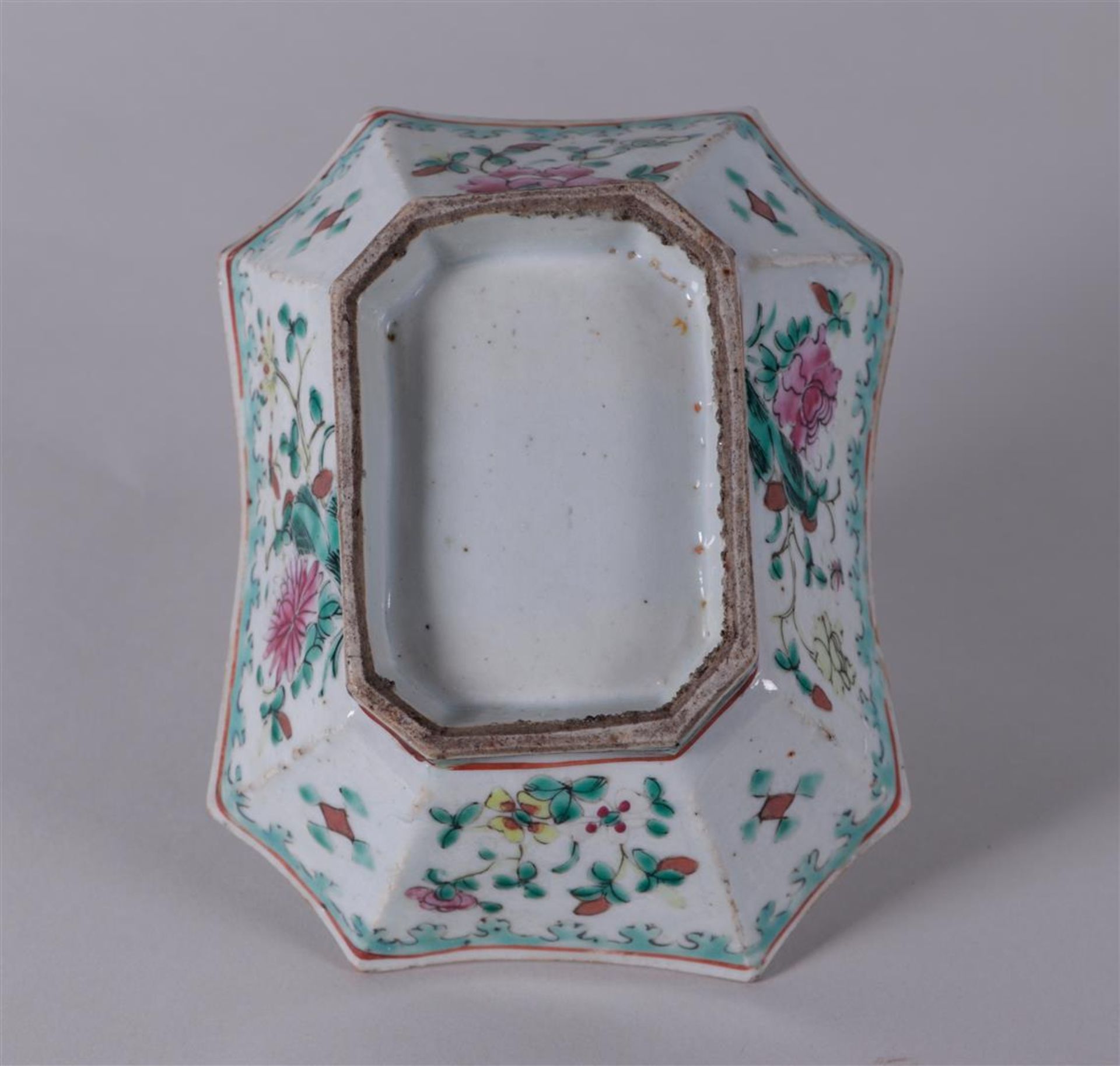 Two porcelain bowls, one with Imari decor and one with famile rose decor. China, 18/19th century.
Di - Bild 3 aus 5