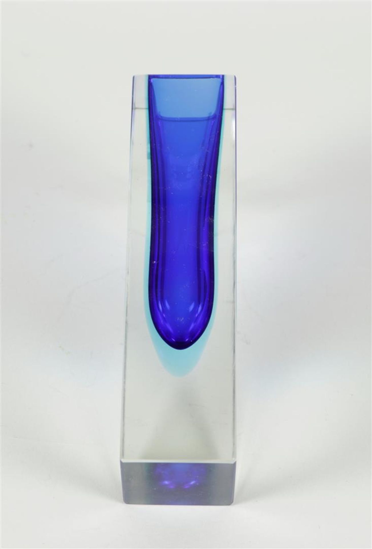 A Murano vase, Sommerso glass vase deep blue, Flavio Polivoor Seguso Italy, 20th century.
H.: 20,5 c - Image 2 of 2