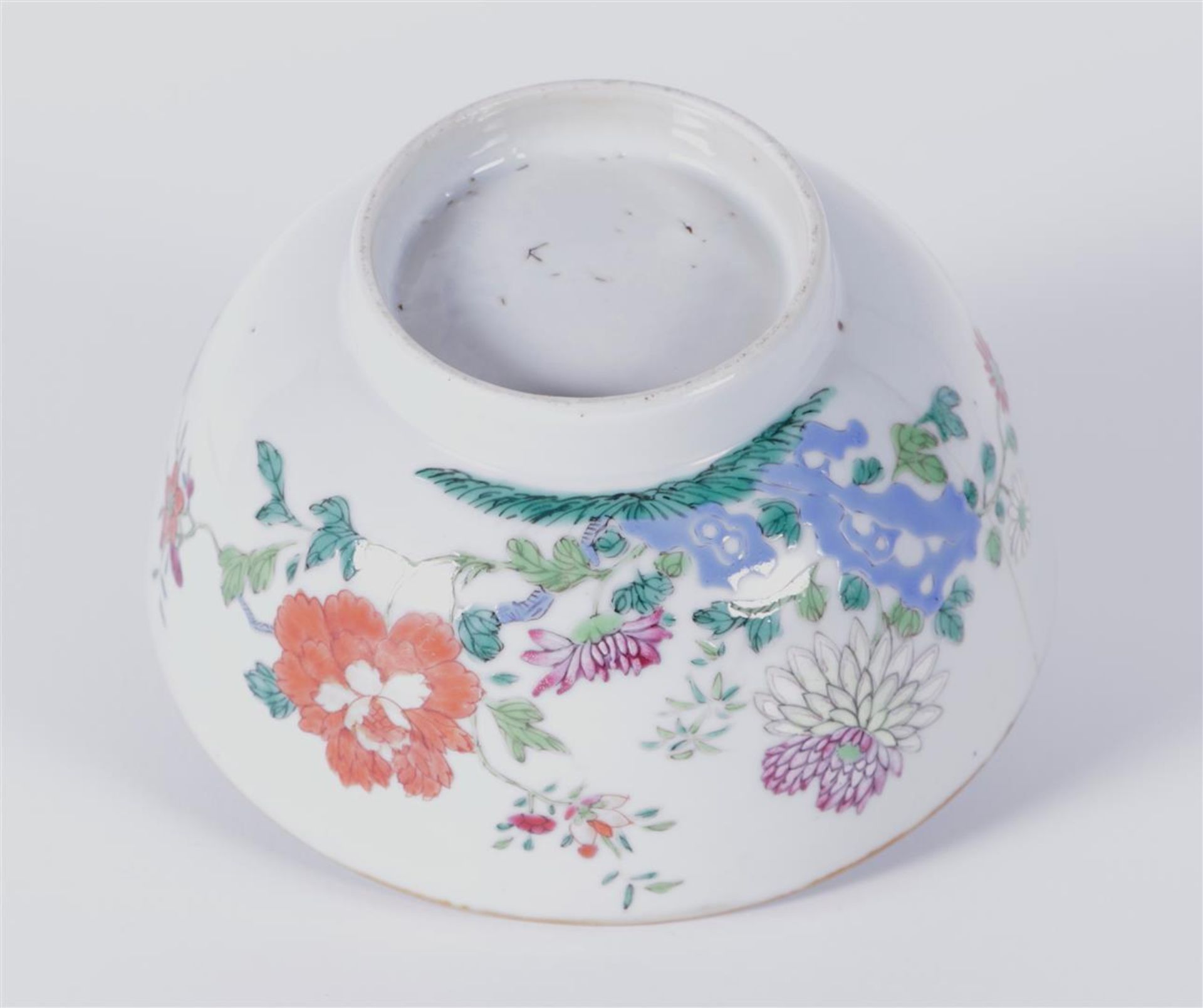 A Famille rose porcelain bowl with floral decor. China Yongzheng, 18th century.
Diam. 14,5 cm. - Image 3 of 4