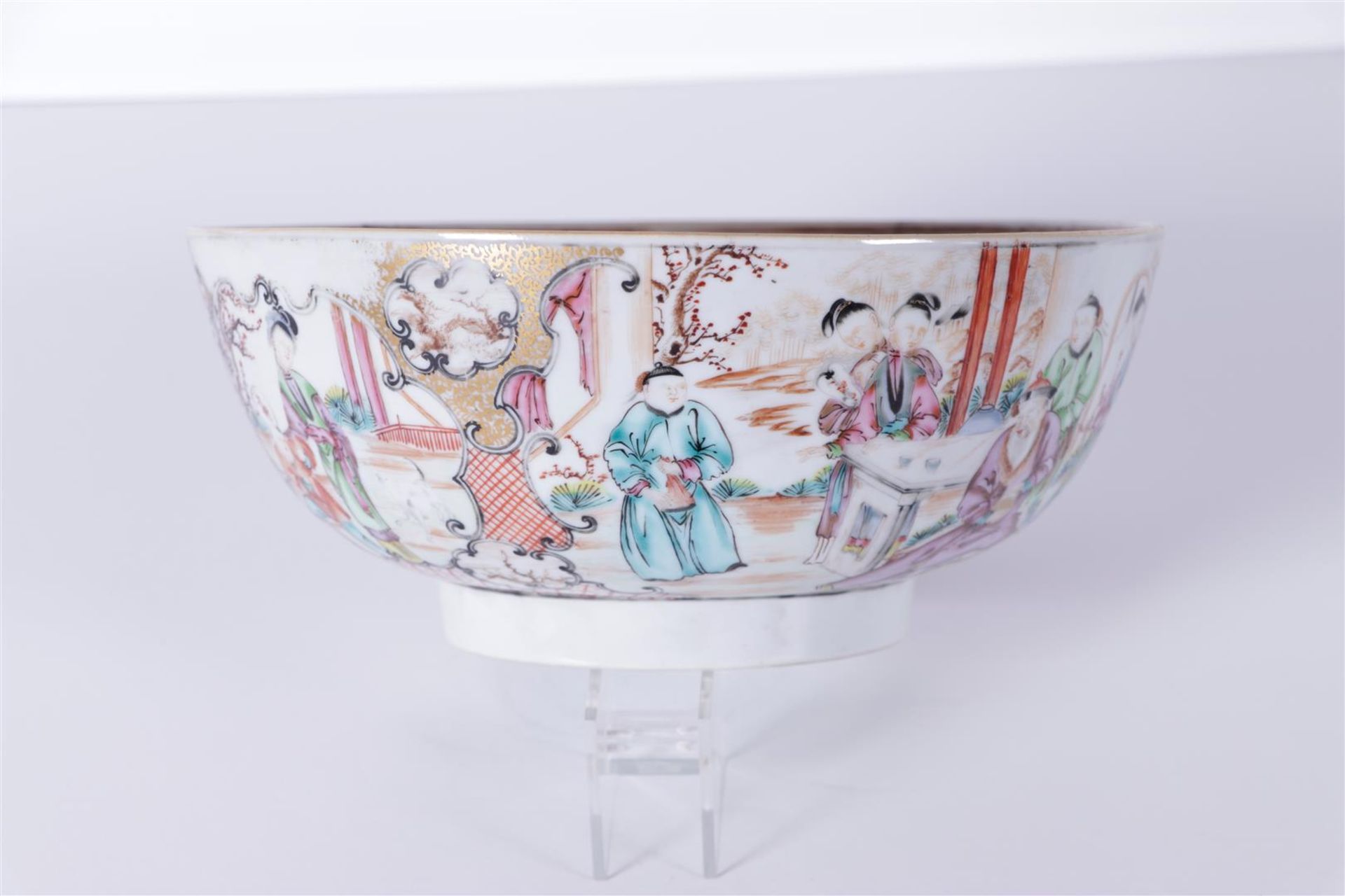 A large Chine de comdande bowl decorated with various figures. China, 18th century.
Diam. 26 cm. - Image 3 of 5