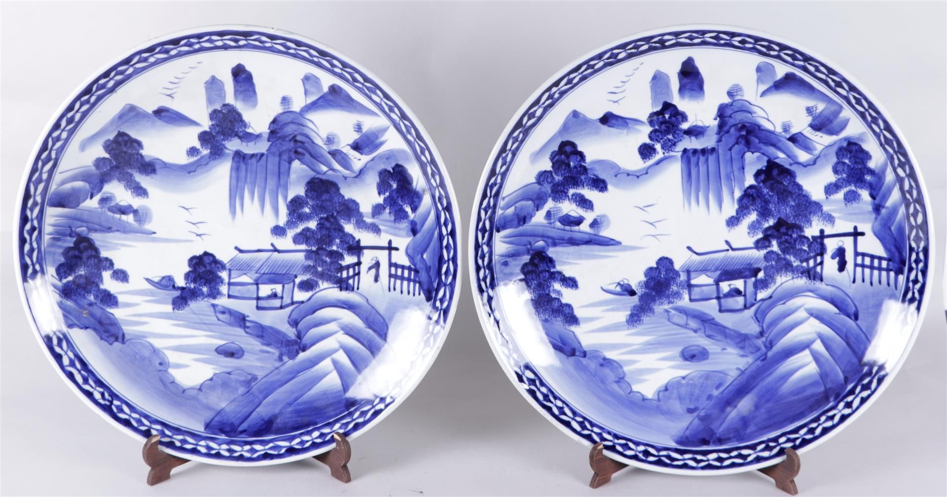 Two large Arita dishes with landscape decor. Japan, 19th century.
Diam. 43 cm.