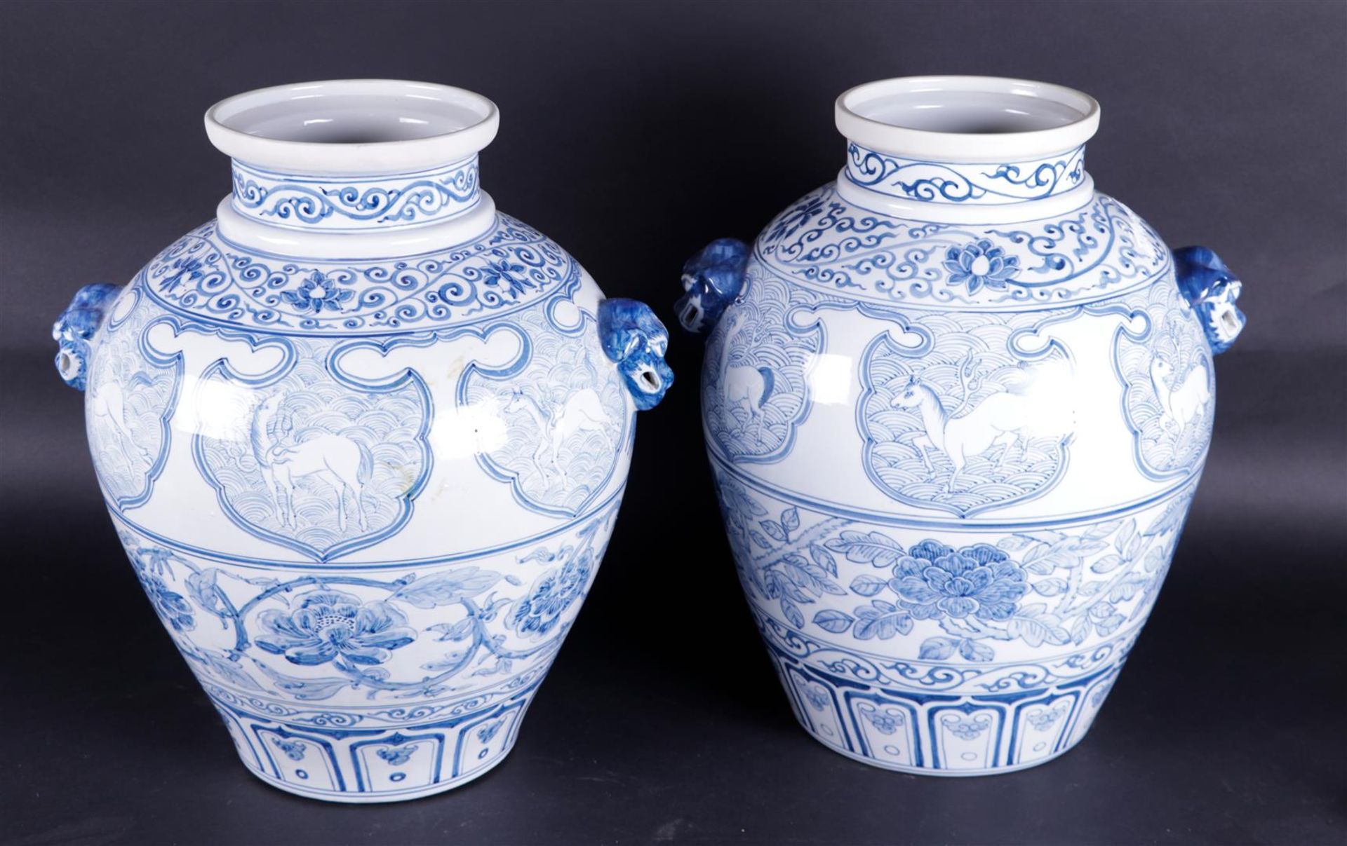A set of two large blue and white vases in Ming style. China, late 20th century.
H. 42 cm.