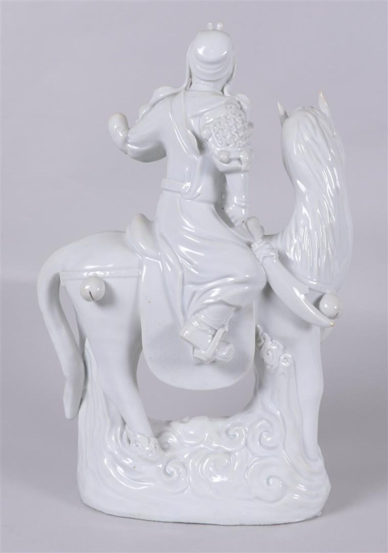 A blanc de Chine figure of a warrior on horseback. China, 20th century.
40 x 30 cm. - Bild 3 aus 3