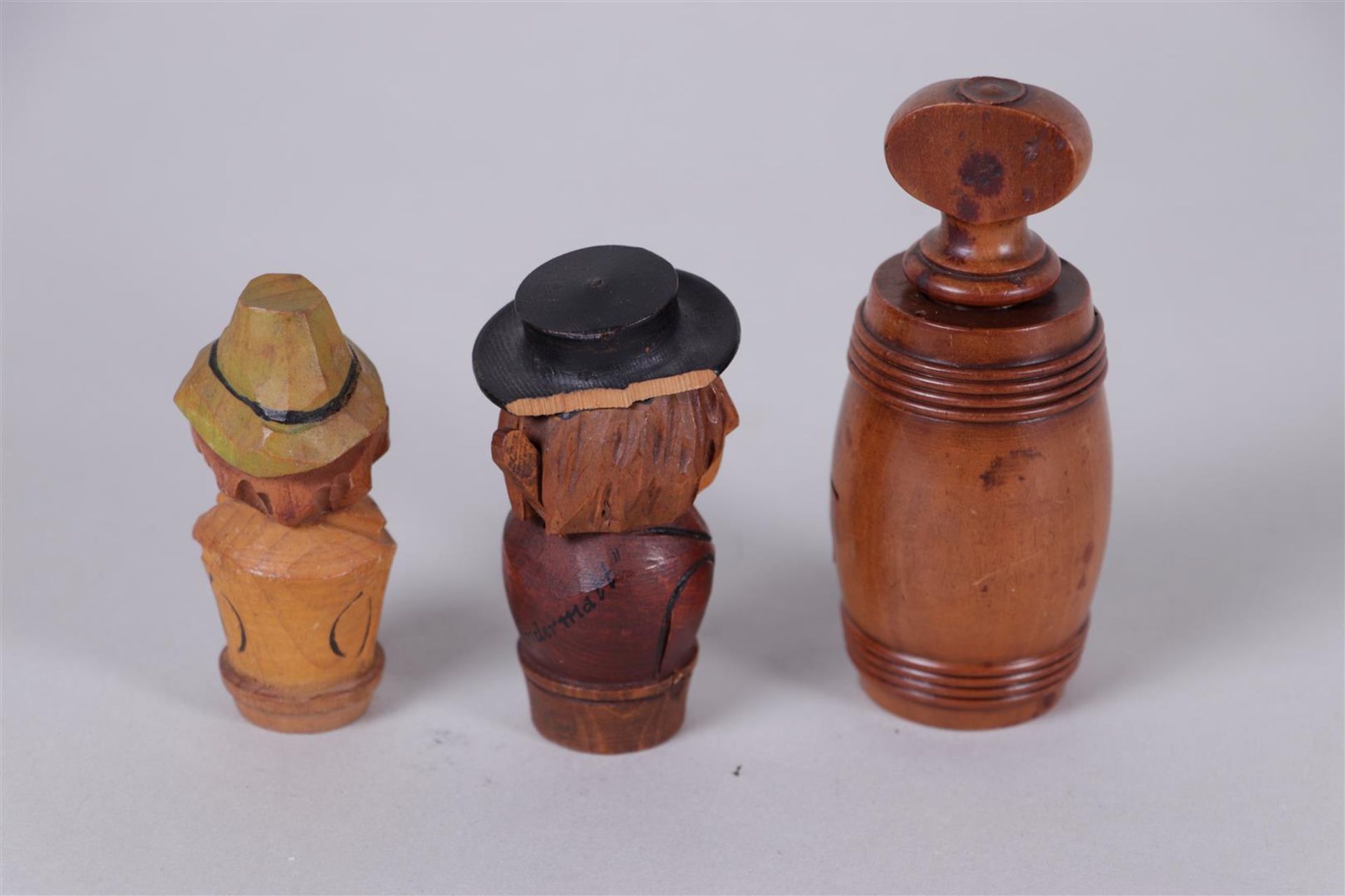 A nutcracker and two carved wooden corks. - Bild 2 aus 2