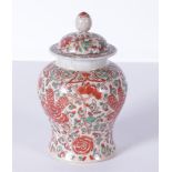 A porcelain lidded jar with floral decor, marked Kangxi. China, 19th century.
H. 25 cm.