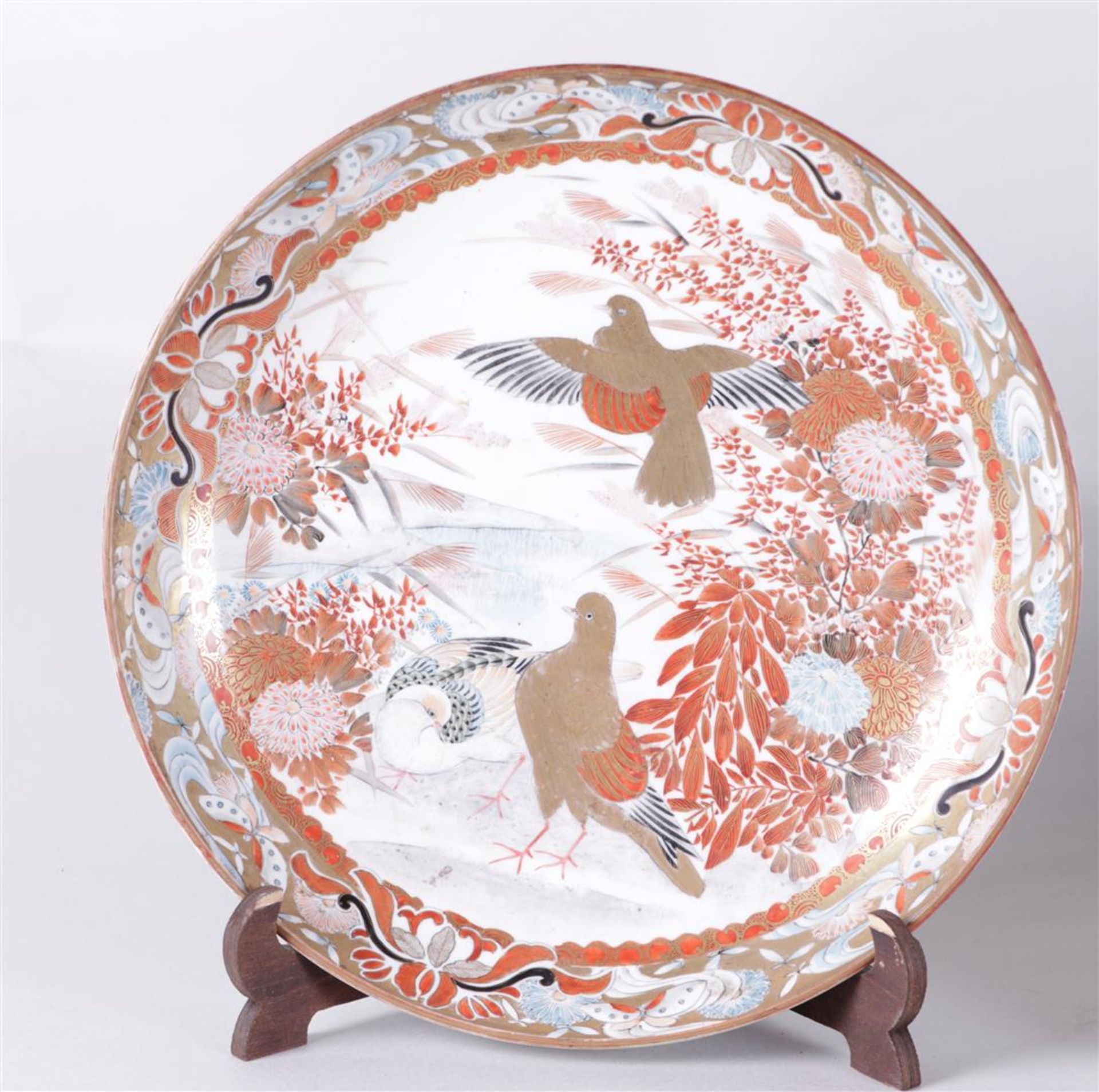 A set of three Kutani dishes decorated with flowers and birds. Japan, 19th century.
Diam. 31 cm. - Bild 2 aus 5