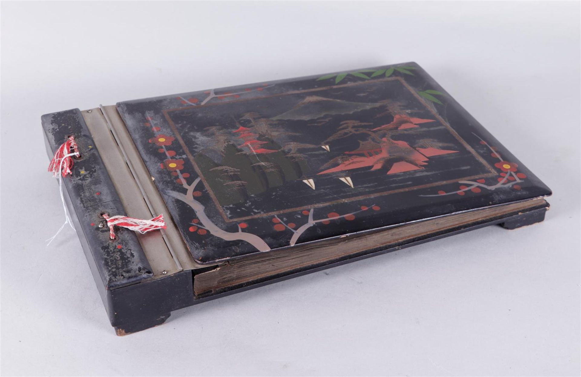 A japonnerie photo book with music box, ca. 1900.
42 x 28 cm.