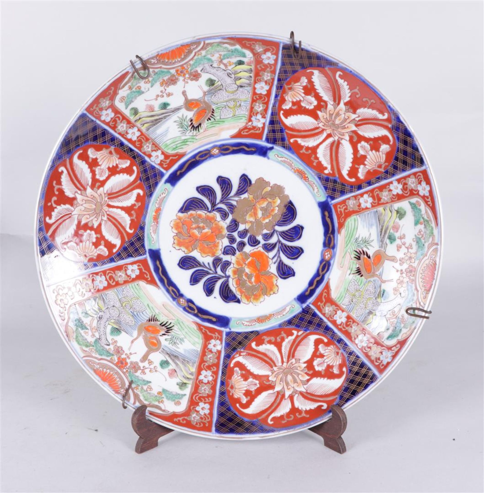 A lot of three porcelain Imari dishes with floral decor. Japan, 19th century.
Diam. 40 - 45 cm. - Bild 6 aus 7