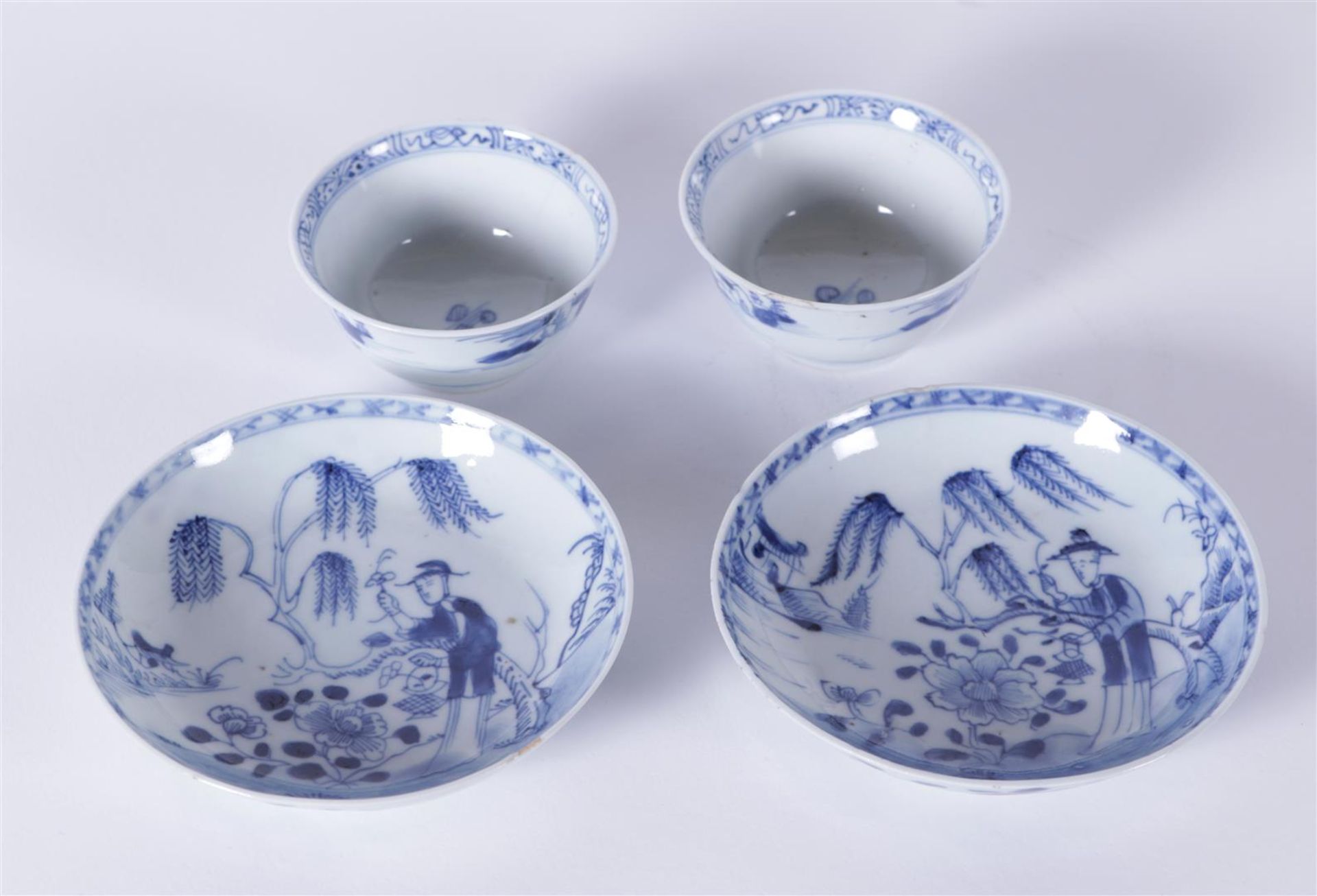 Two porcelain cups and saucers with a landscape decot with figures. China, Kangxi/Yongzheng ca 1722. - Image 2 of 4