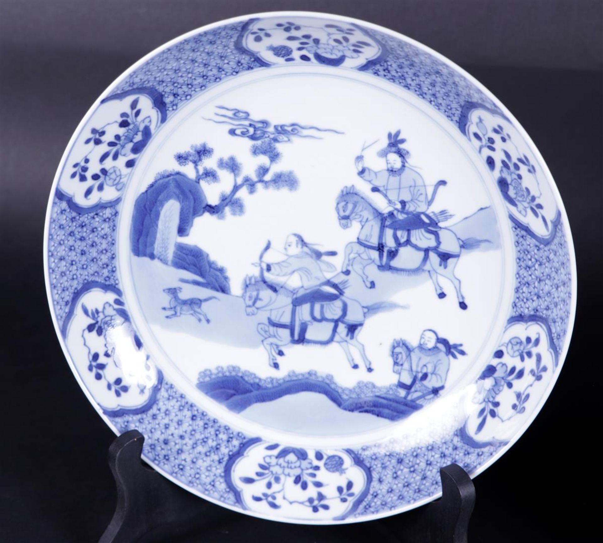 A set of three porcelain dishes 'Joosje on horseback', marked with a shell in a double circle. China - Bild 2 aus 5