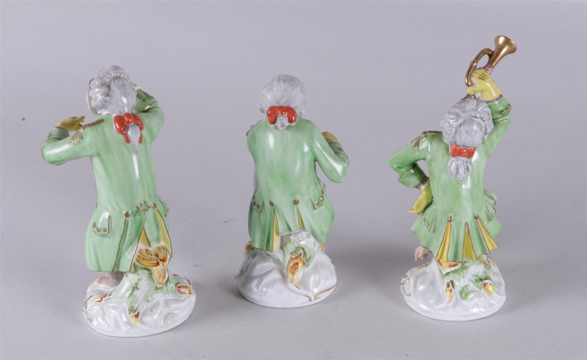 A set of three Meissen style porcelain figures "monkey band", marked N. Dresden, 20th century.
H. 17 - Bild 5 aus 6