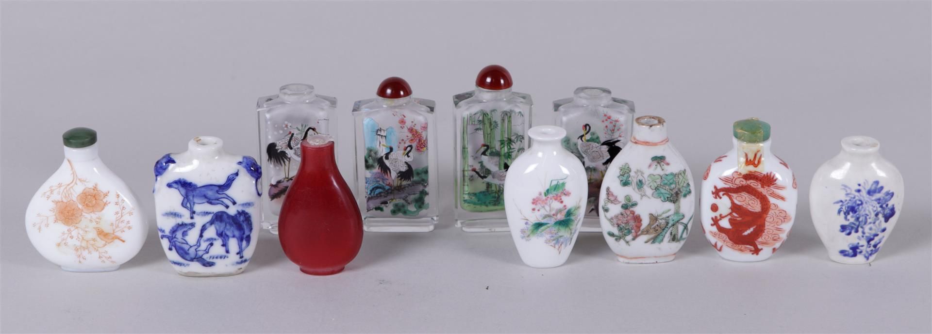 A lot of various porcelain and glass snuff bottles. China, 19/20th century.