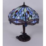 A Tiffany style table lamp with stained glass dragonflies in the edge.
H.: 52 cm.