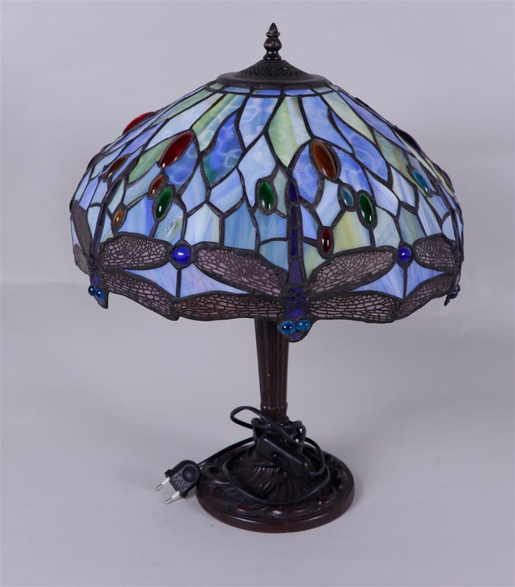 A Tiffany style table lamp with stained glass dragonflies in the edge.
H.: 52 cm.