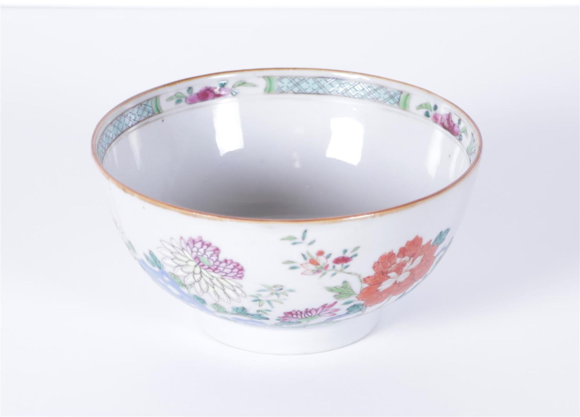 A Famille rose porcelain bowl with floral decor. China Yongzheng, 18th century.
Diam. 14,5 cm.