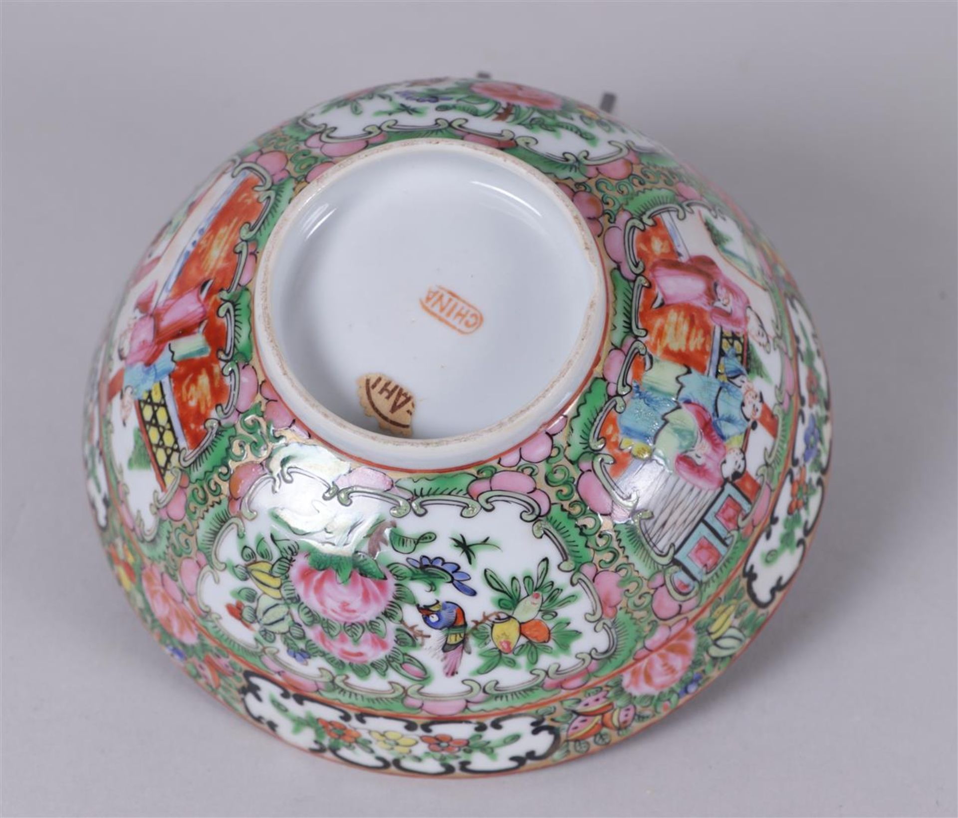 A porcelain bowl with Canton decor. China, early 20th century.
Diam. 16 cm.