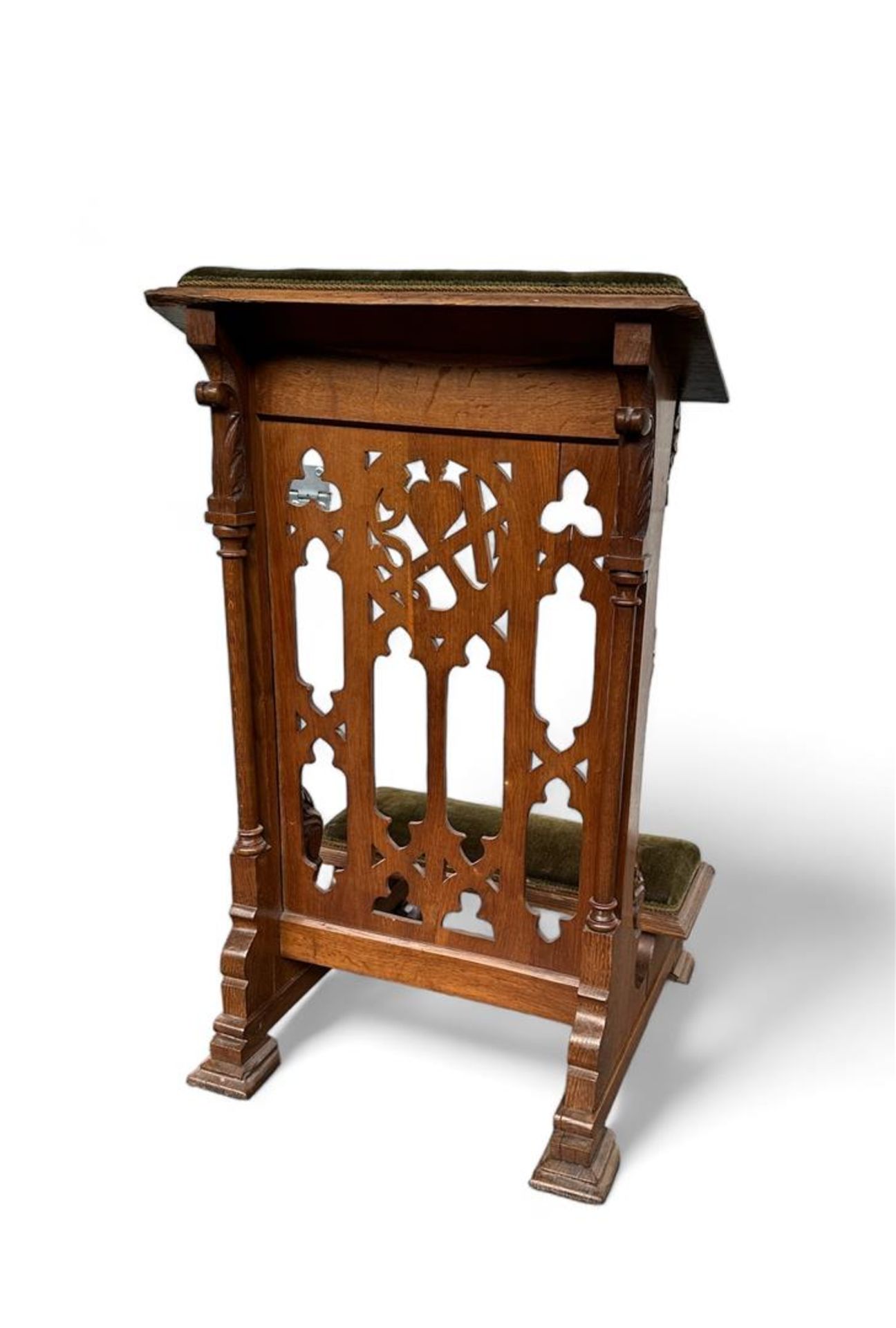 An oak Neo-Gothic prayer chair with centrally carved symbols for faith, hope and love (Fides, Spes e - Bild 2 aus 2