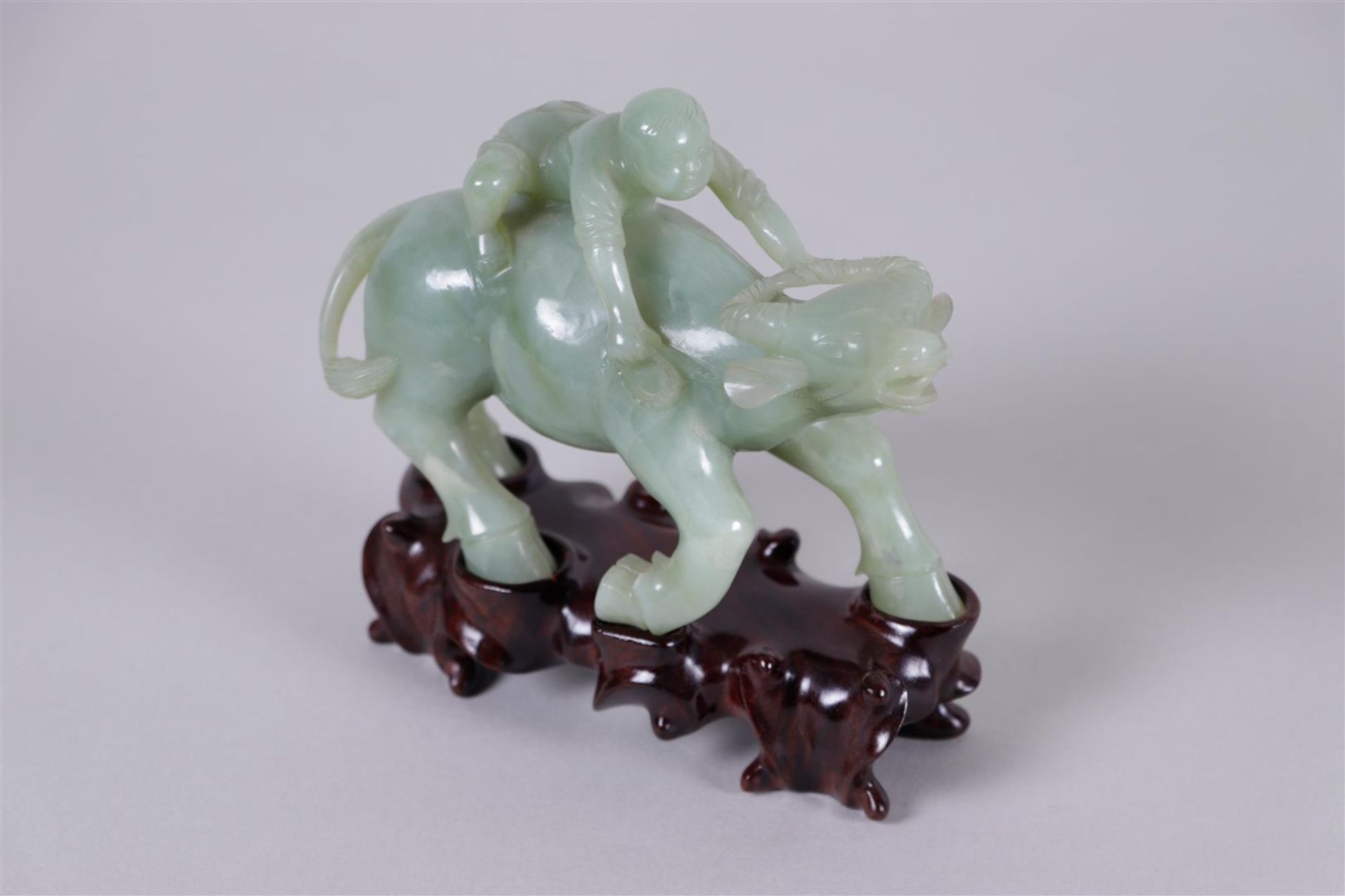 A celadon jade boy on a buffalo on a wooden base
16 x 16 cm. - Bild 3 aus 3