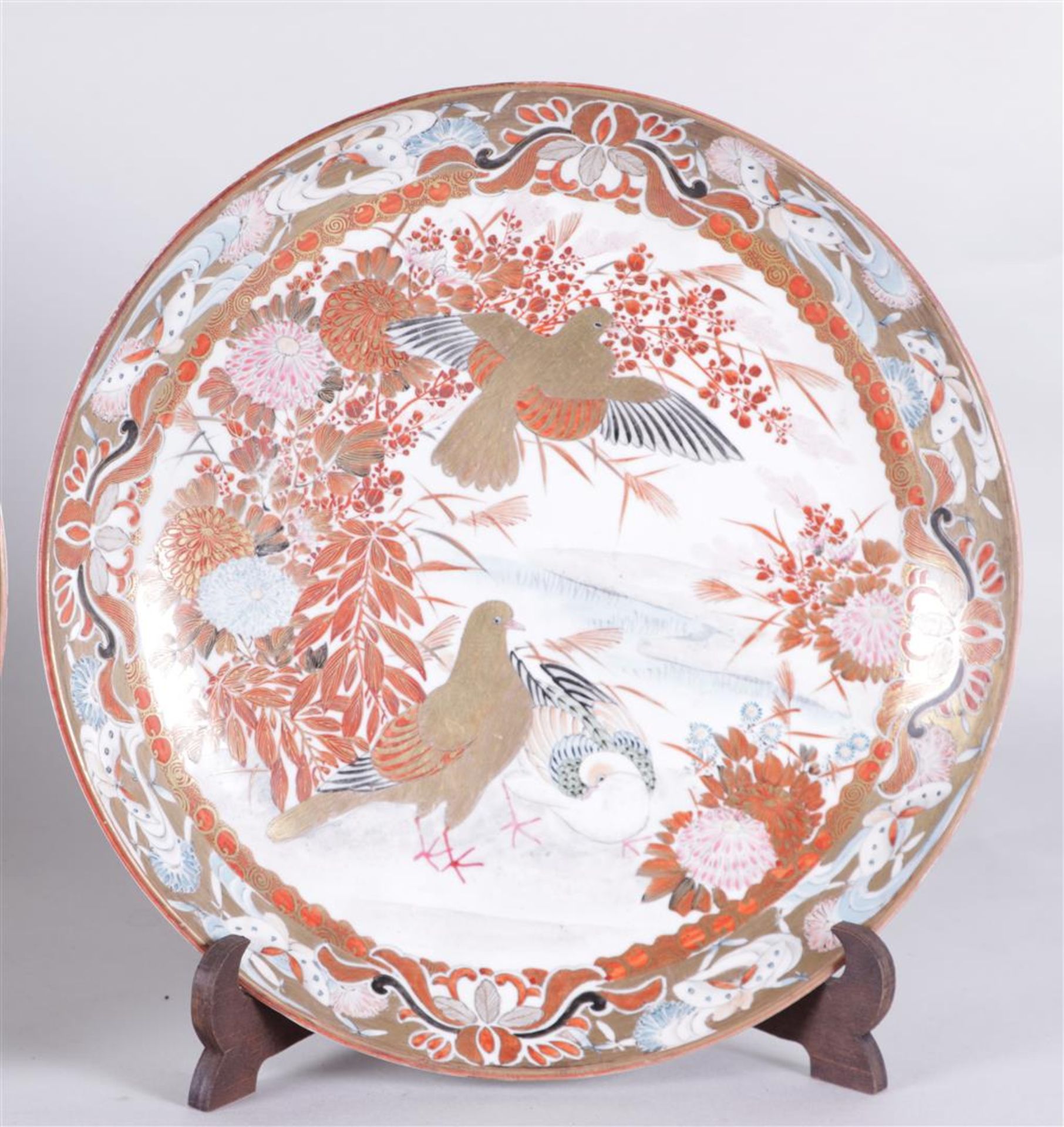 A set of three Kutani dishes decorated with flowers and birds. Japan, 19th century.
Diam. 31 cm. - Bild 4 aus 5