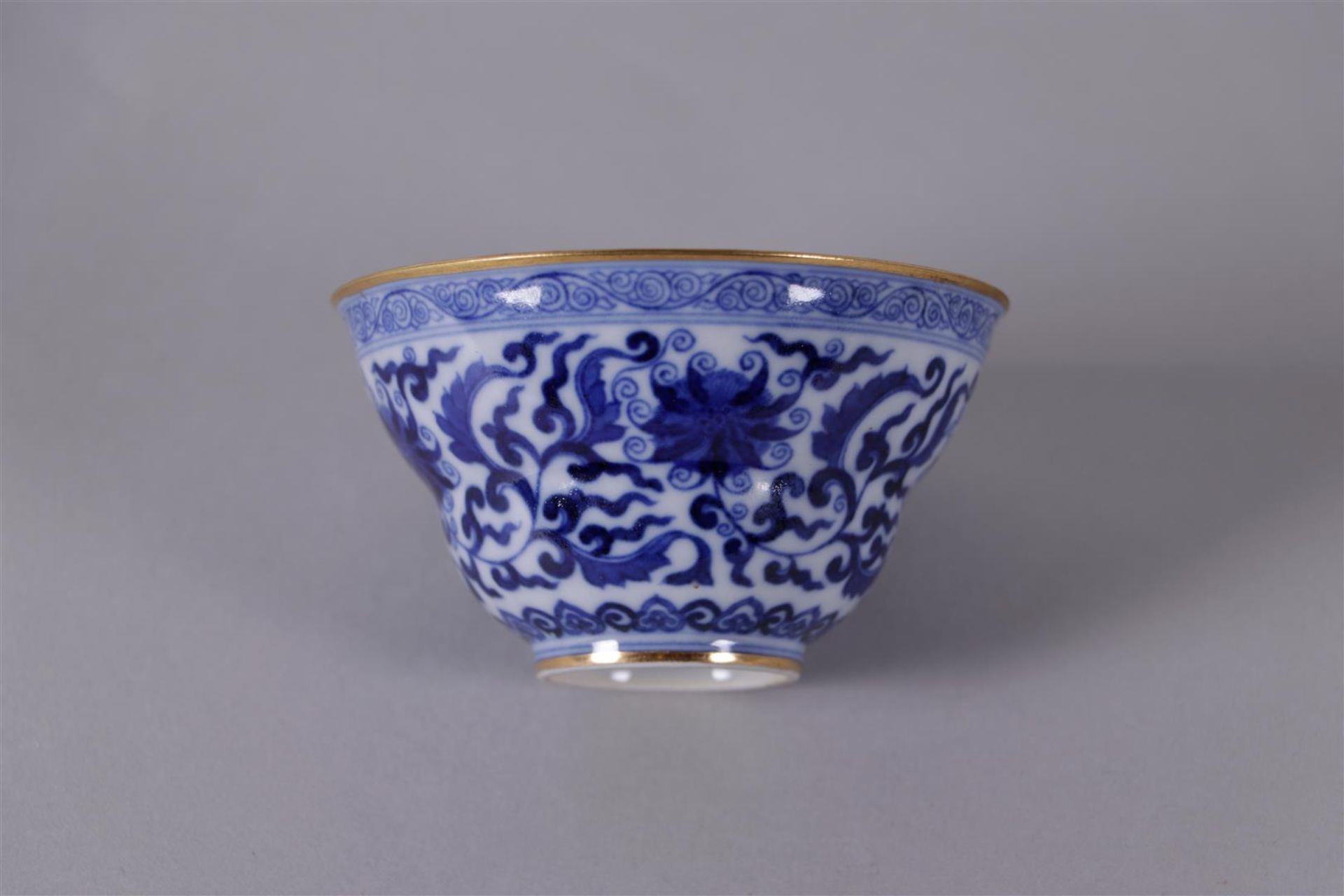 A porcelain blue and white bowl with gilt rim, marked in period. China, Daoguang.
Diam. 9 cm.