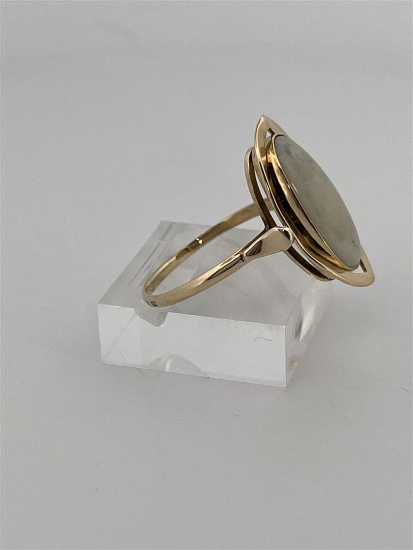 14kt yellow gold navette ring set with white opal. 
The white opal is cabochon cut in navette shape  - Image 6 of 8