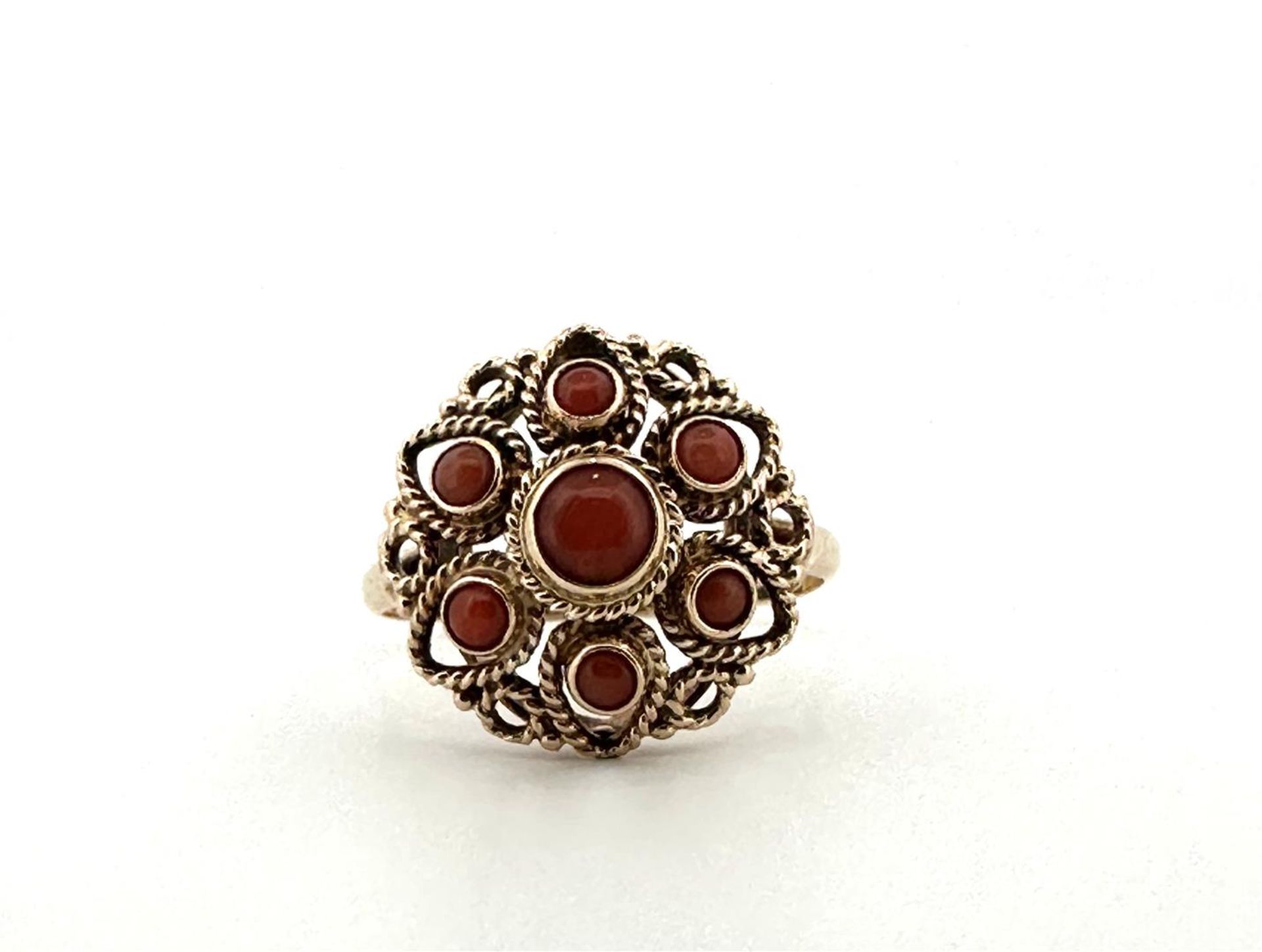 14kt rose gold rosette ring set with red coral.
The ring is gracefully finished with twisted wire an - Bild 5 aus 5