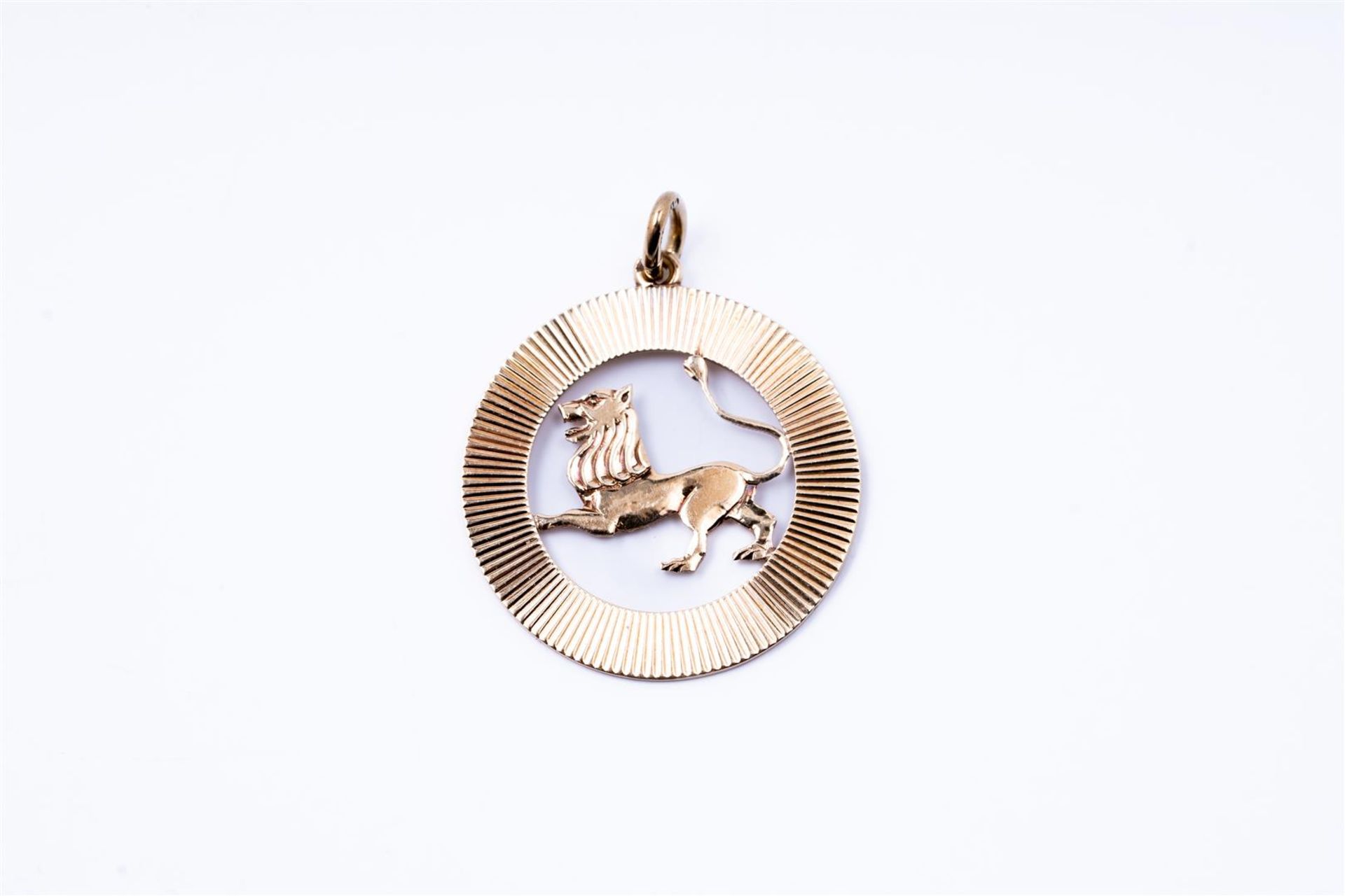 18kt Yellow gold pendant with lion and ribbed edge.
Dimensions: 35.8mm x 27.9mm.
Weight: 5.49 grams.