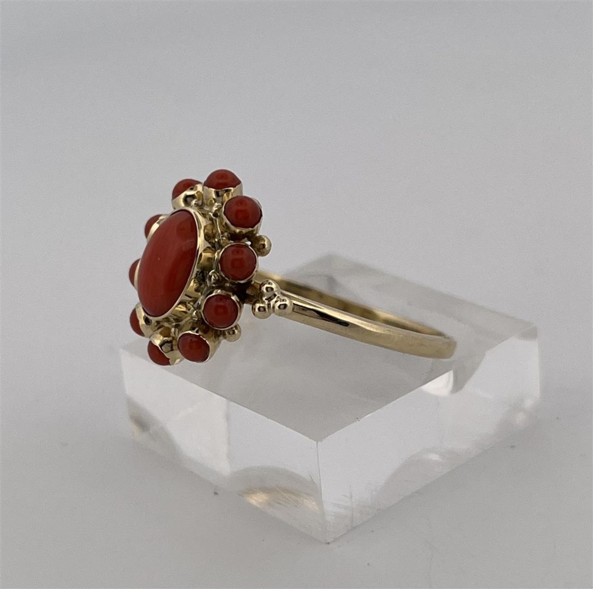 14kt yellow gold rosette ring set with red coral.
The ring is set with 1 central oval cabochon cut r - Image 3 of 7