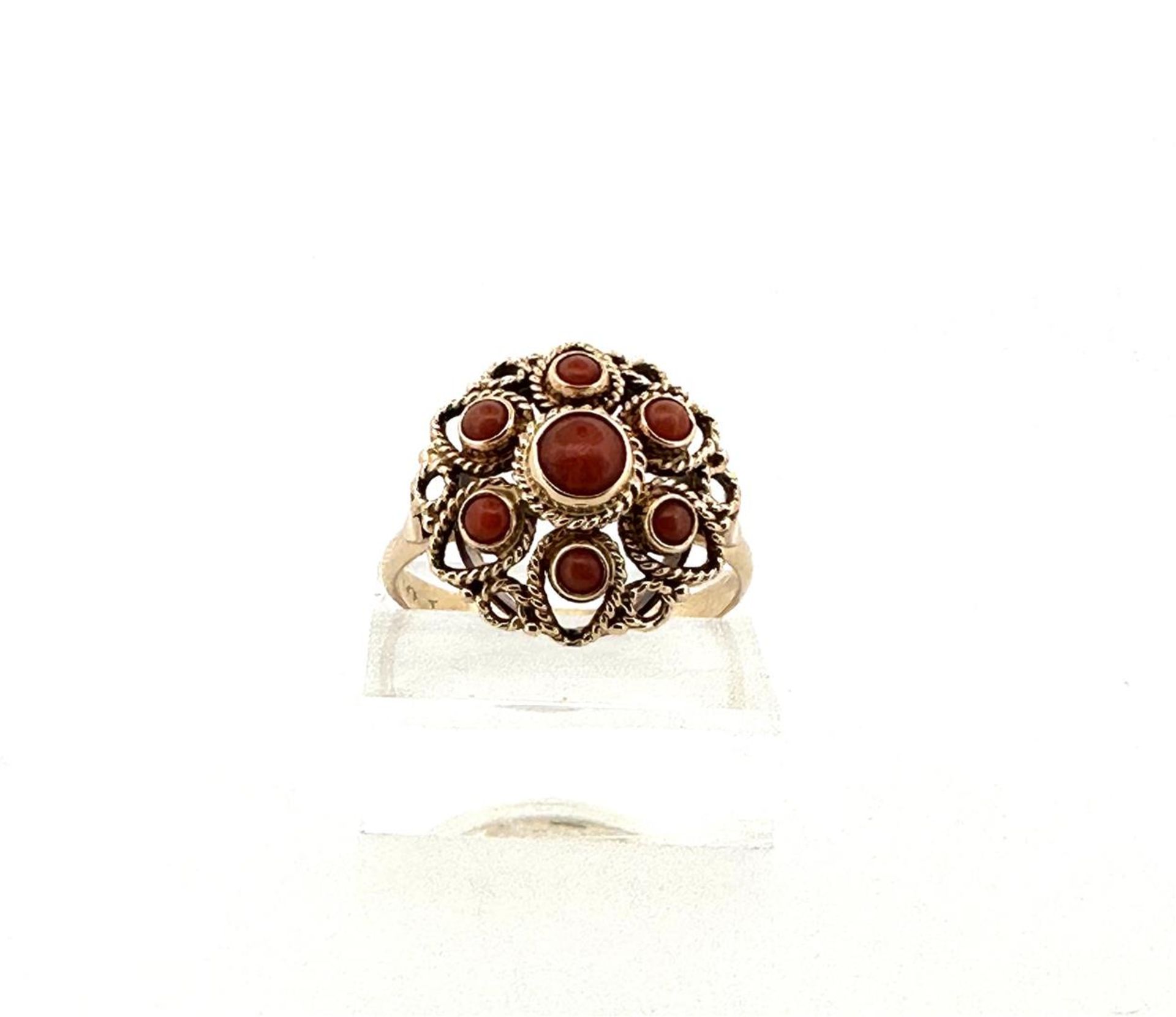 14kt rose gold rosette ring set with red coral.
The ring is gracefully finished with twisted wire an