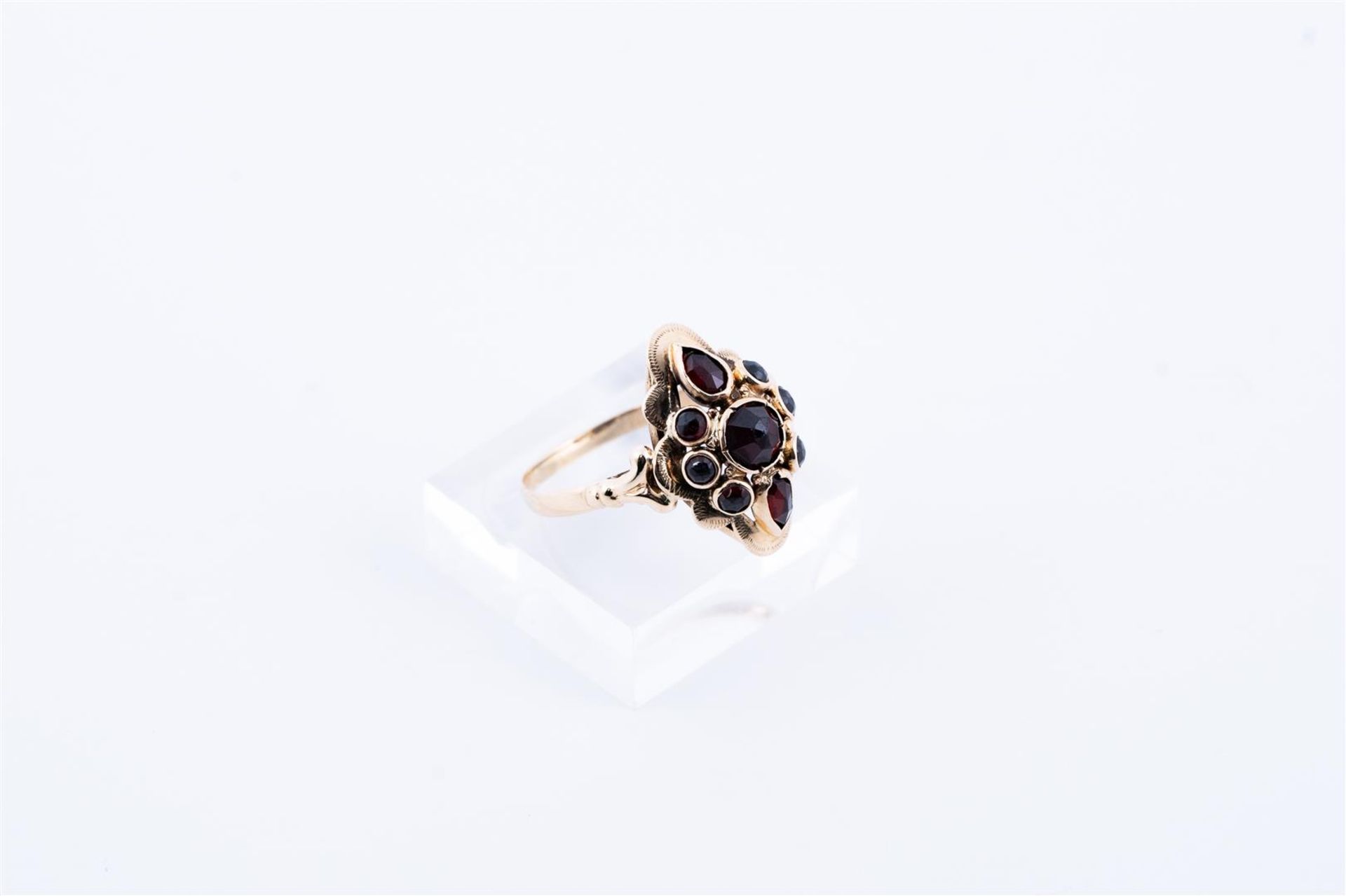 14kt yellow gold marquis ring set with garnet.
The ring is set with 1 rose cut central garnet of app