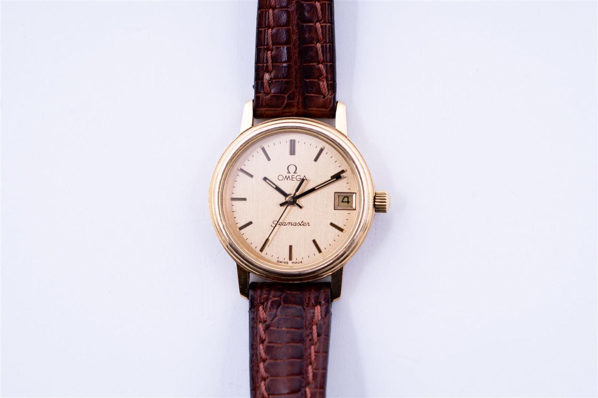 Omega Seamaster ladies watch with gold/champagne color dial.
Gold-plated crown, case and bezel.
Numb - Bild 3 aus 4