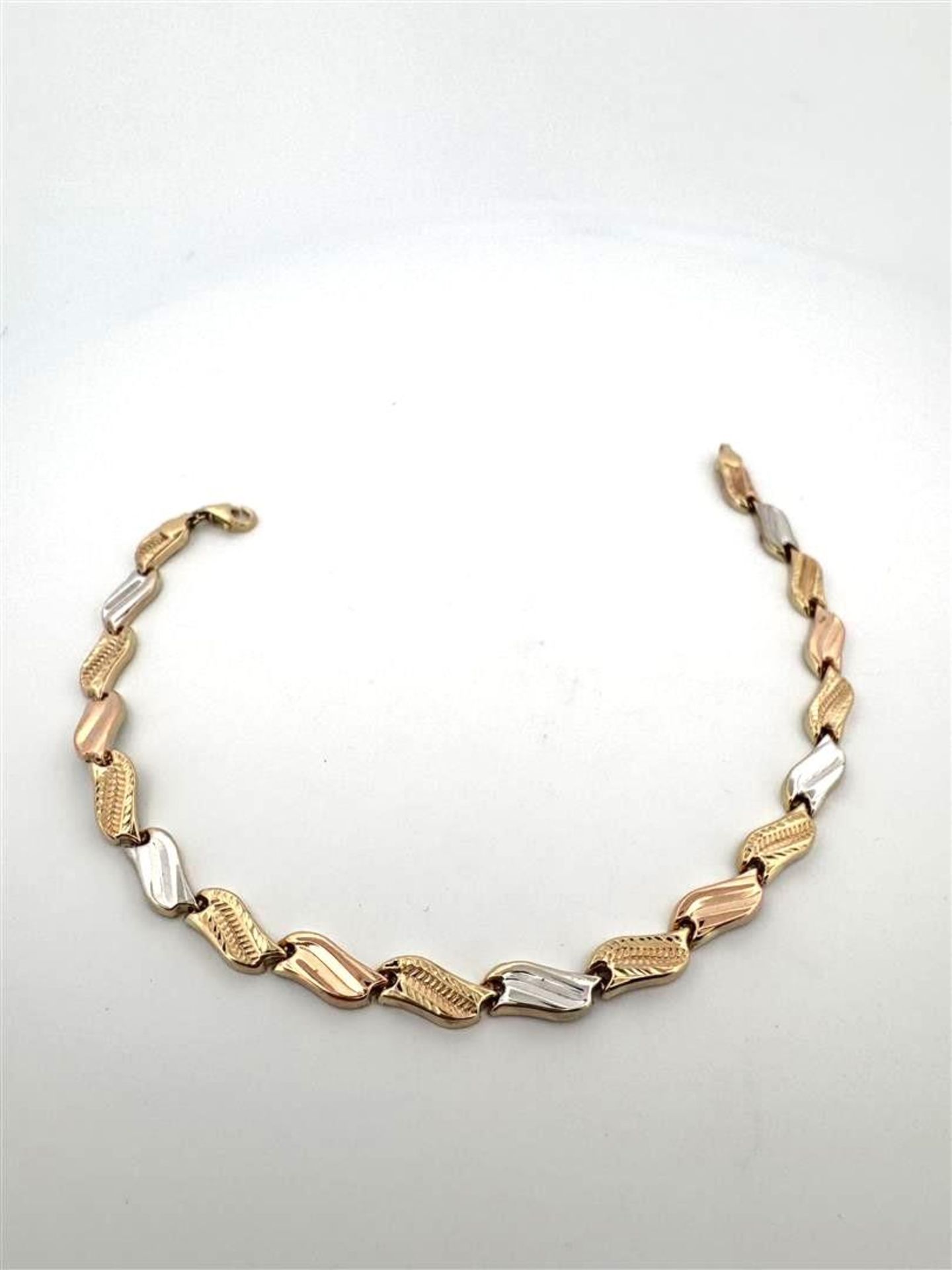14kt tricolor gold fantasy link bracelet.
The bracelet has a beautiful fanatic link in the shape of 