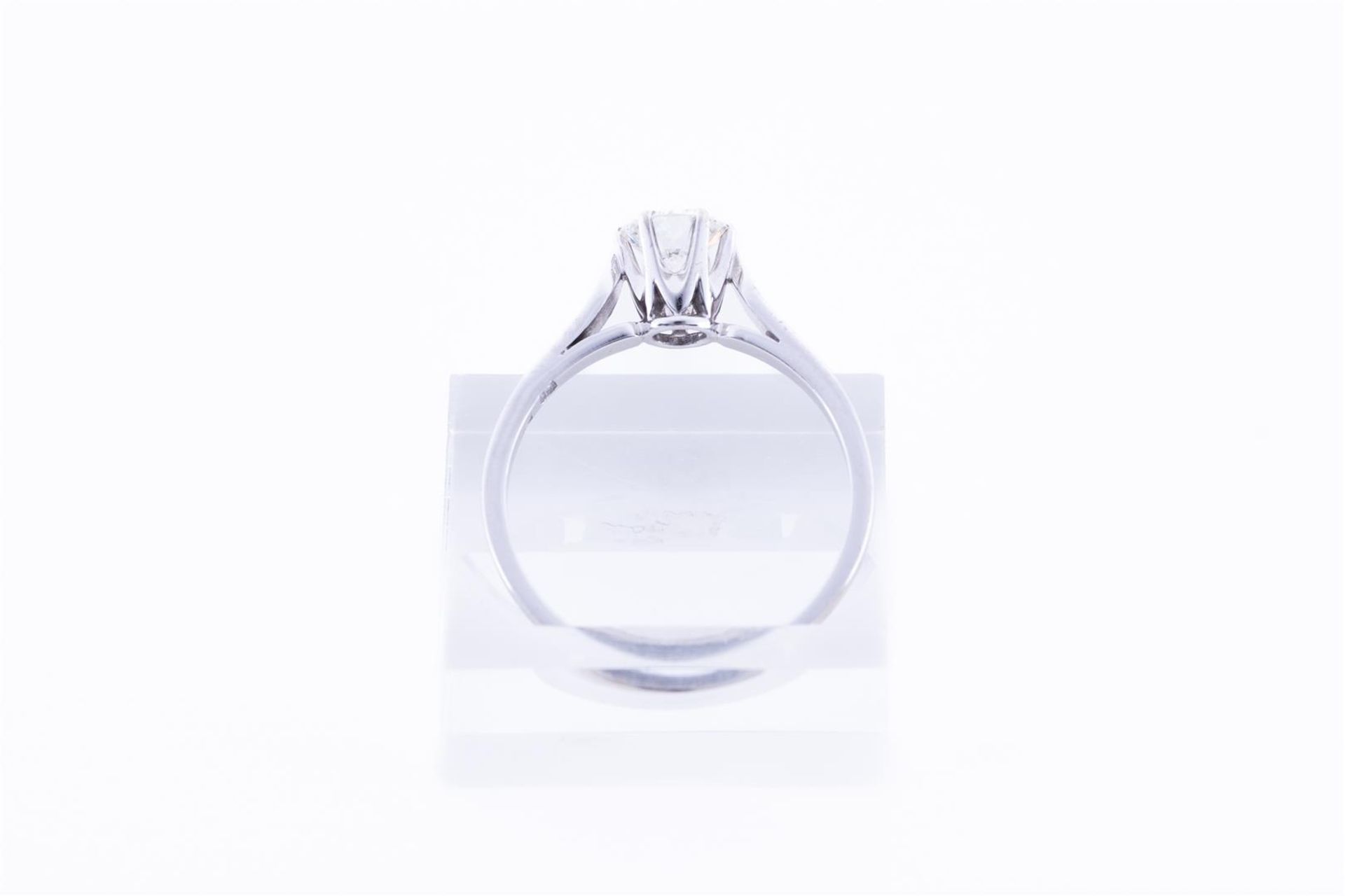 18kt white gold solitaire ring set with one brilliant cut diamond of approx. 0.50ct. 
Diamond qualit - Image 3 of 5