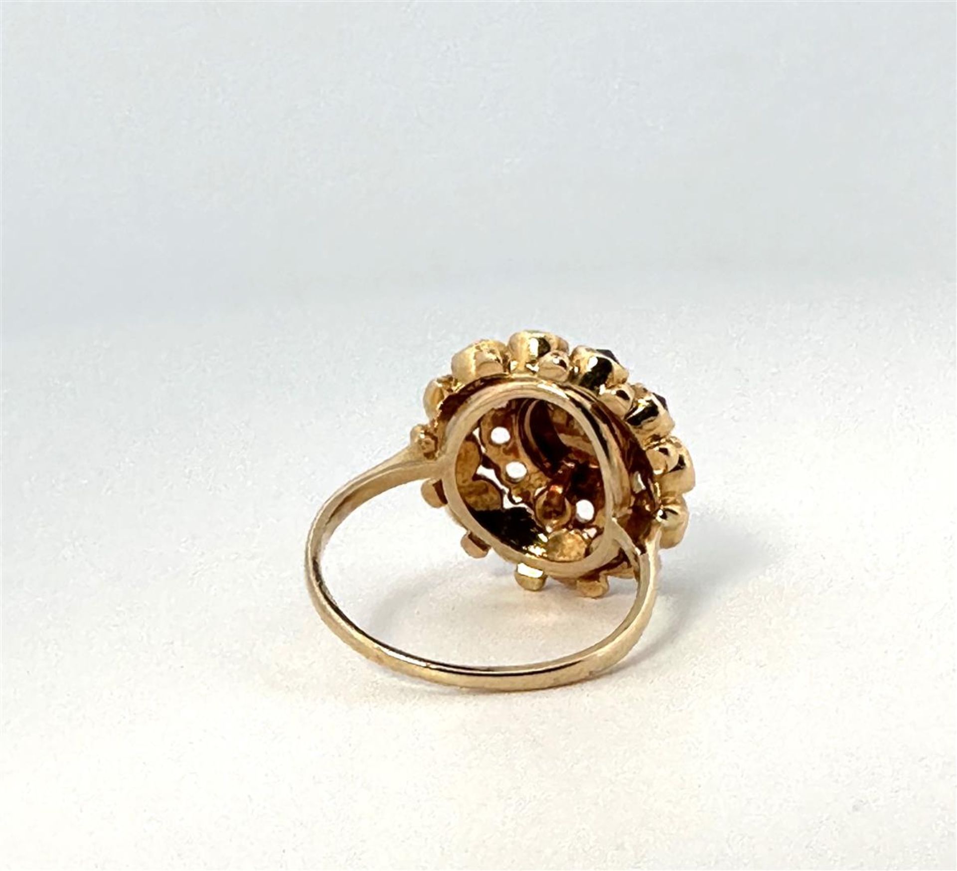 14kt yellow gold rosette ring set with garnet.
The ring is set with 1 central stone, rose cut of app - Bild 3 aus 4