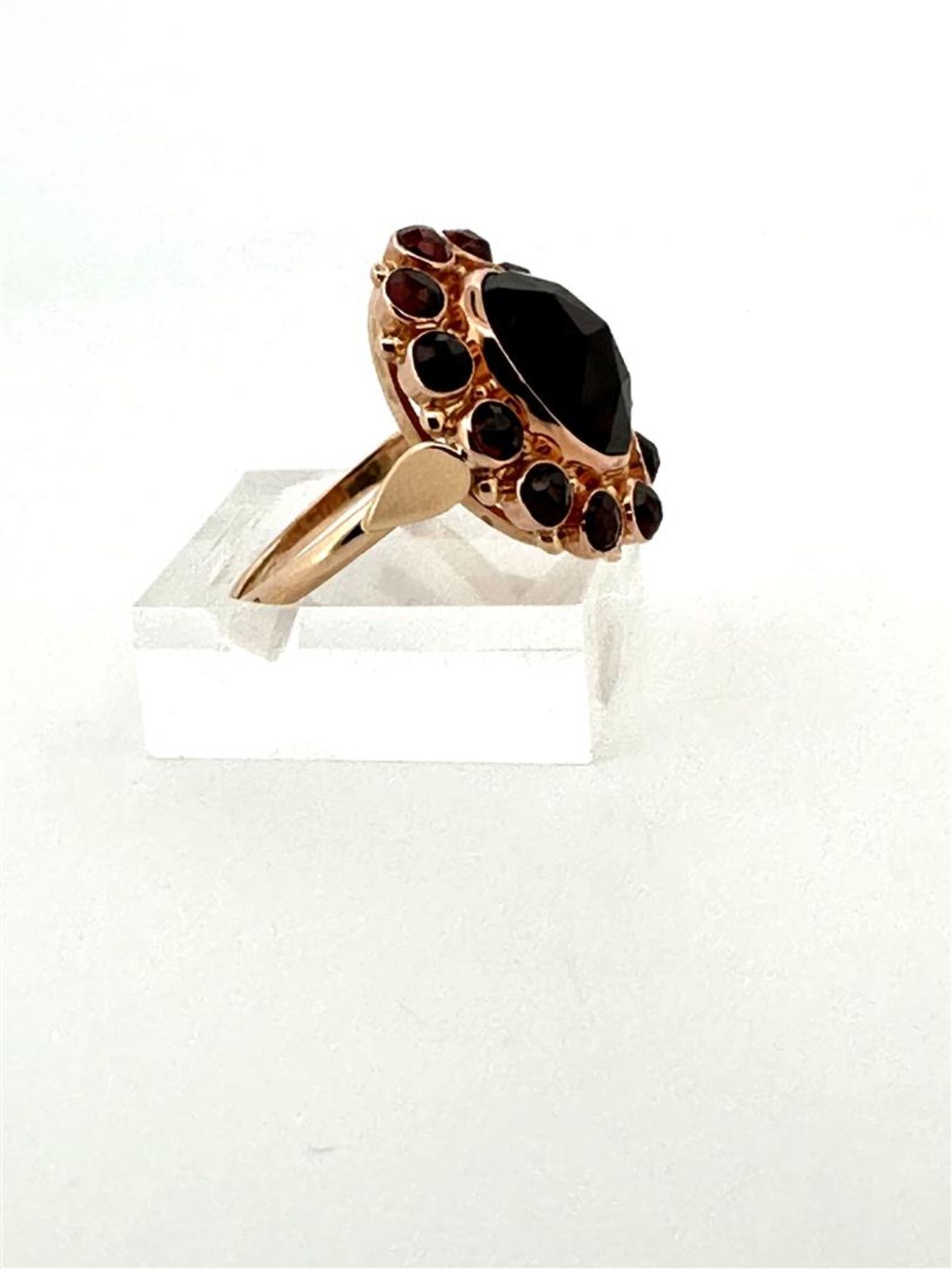 14kt rose gold cocktail ring set with garnet.
The underside of the head is completely closed, so no  - Bild 3 aus 5