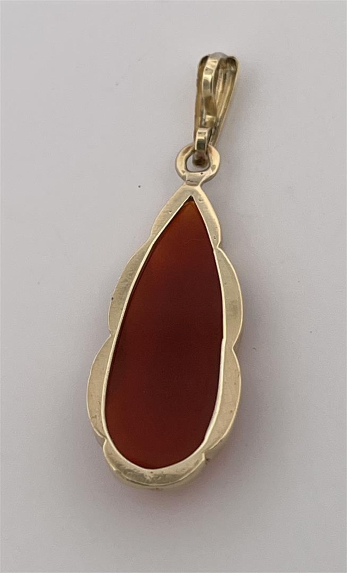 14kt yellow gold drop-shaped pendant set with carnelian.
The pendant is set with a drop-shaped facet - Bild 3 aus 3