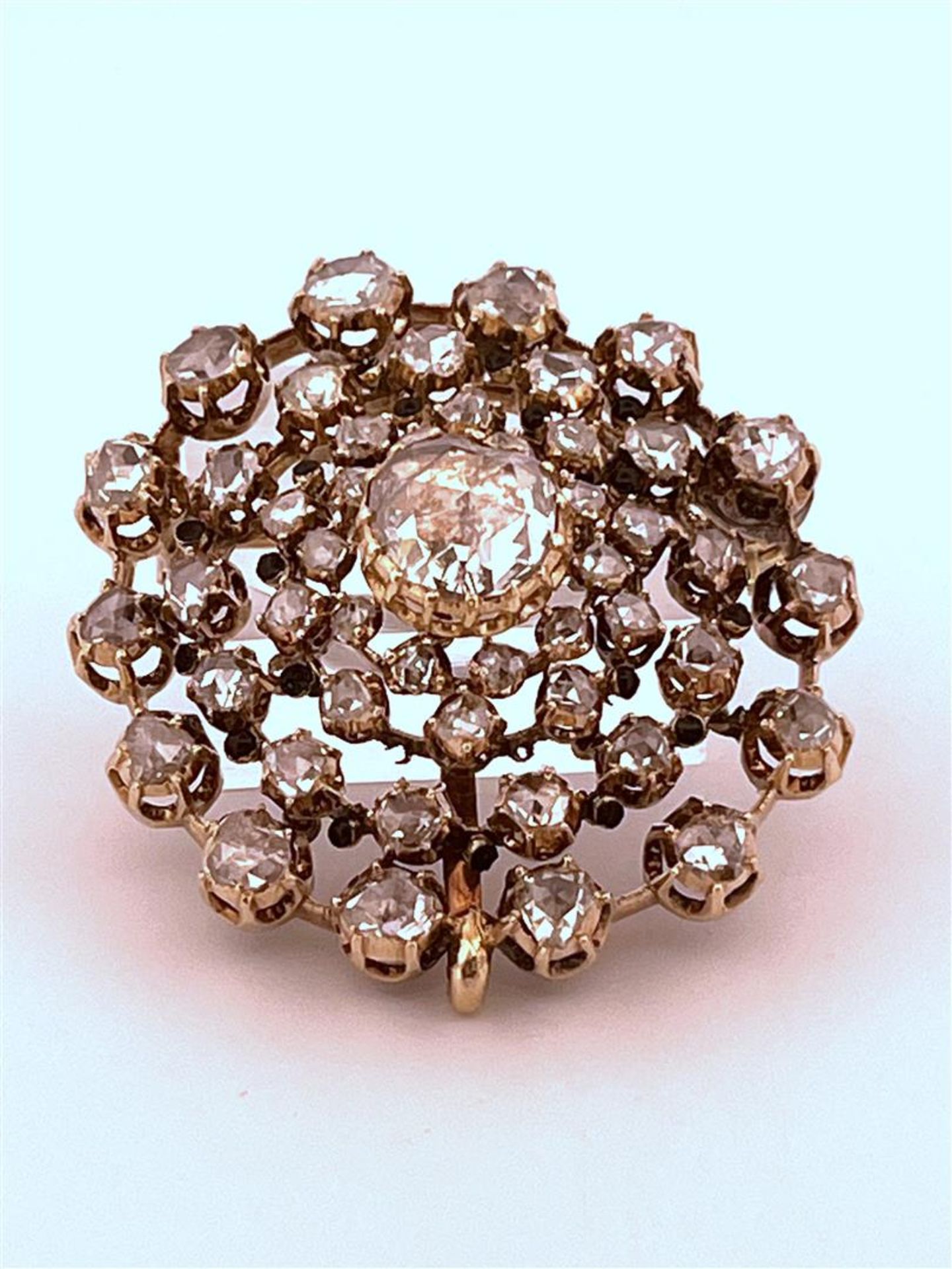 14kt yellow gold antique cluster brooch set with diamonds.
The brooch has a brooch pin, a hook and a