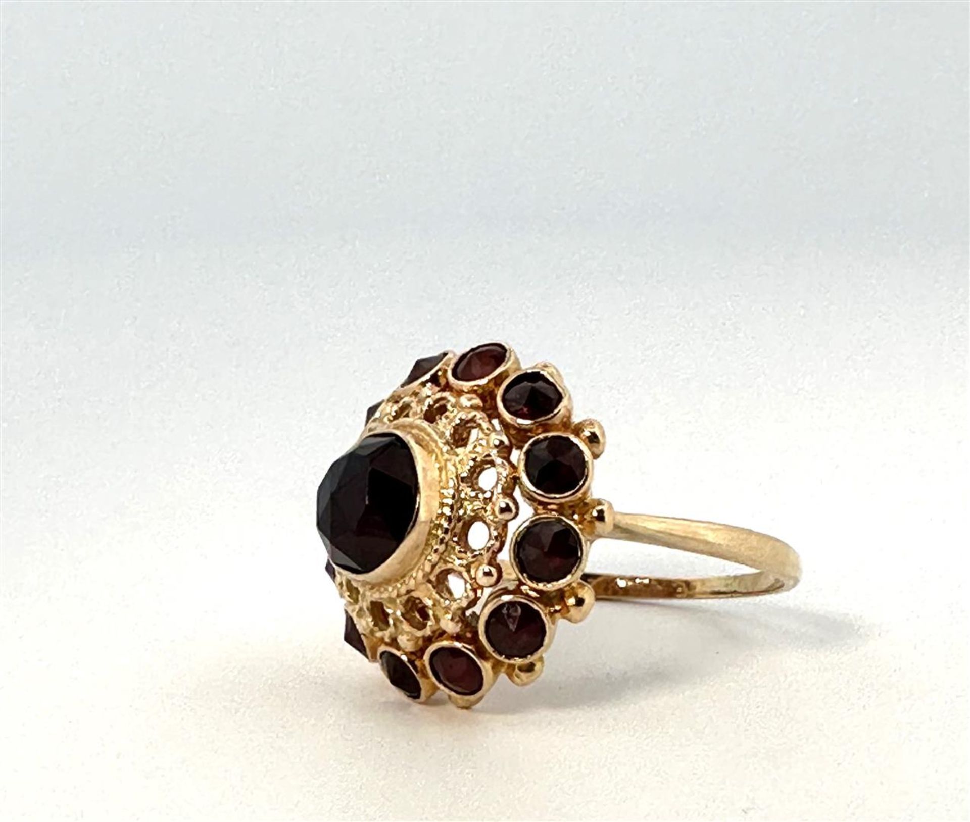 14kt yellow gold rosette ring set with garnet.
The ring is set with 1 central stone, rose cut of app
