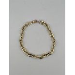 14kt yellow gold link bracelet.
Sturdy link bracelet. Nice to hang charms on!
Bracelet length: 21cm.