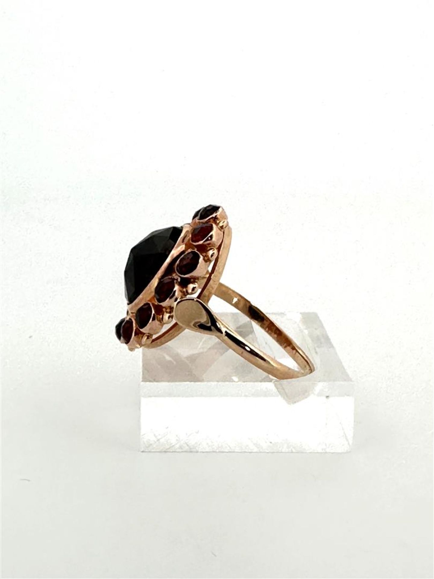 14kt rose gold cocktail ring set with garnet.
The underside of the head is completely closed, so no  - Bild 2 aus 5