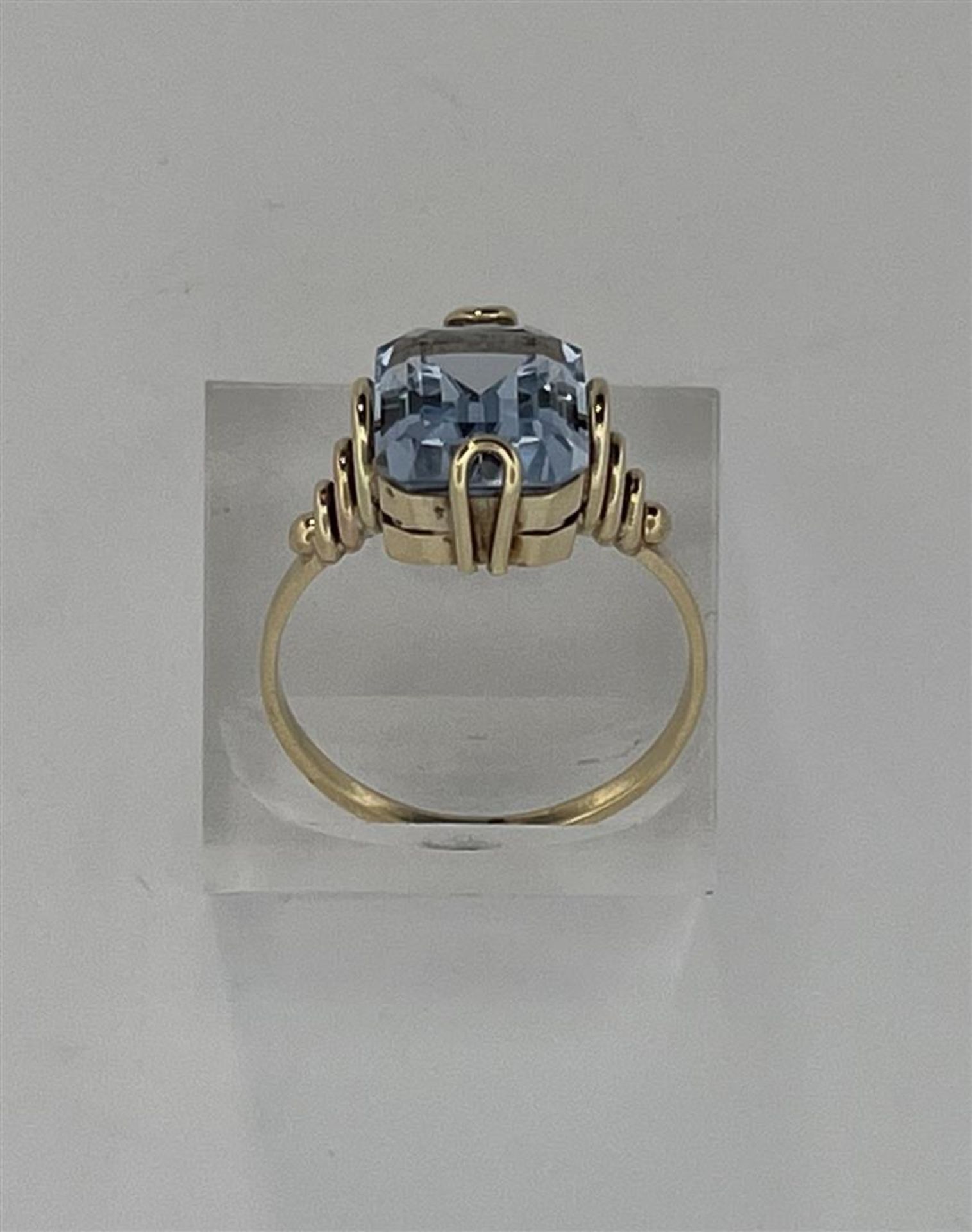 14kt yellow gold ring set with aquamarine.
The aquamarine isemerald cut measures approx. 11.8 x 8.9  - Image 6 of 11