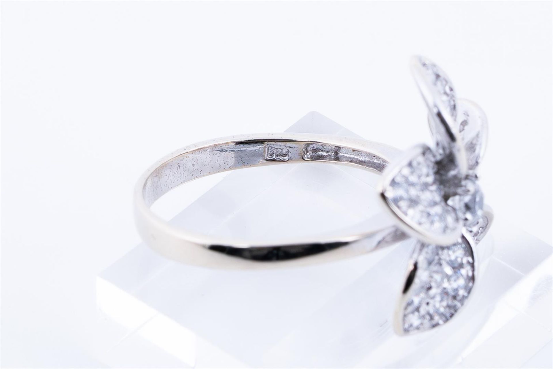 14kt white gold flower ring set with zirconia.
The ring is set with approximately 46 brilliant cut z - Bild 4 aus 4