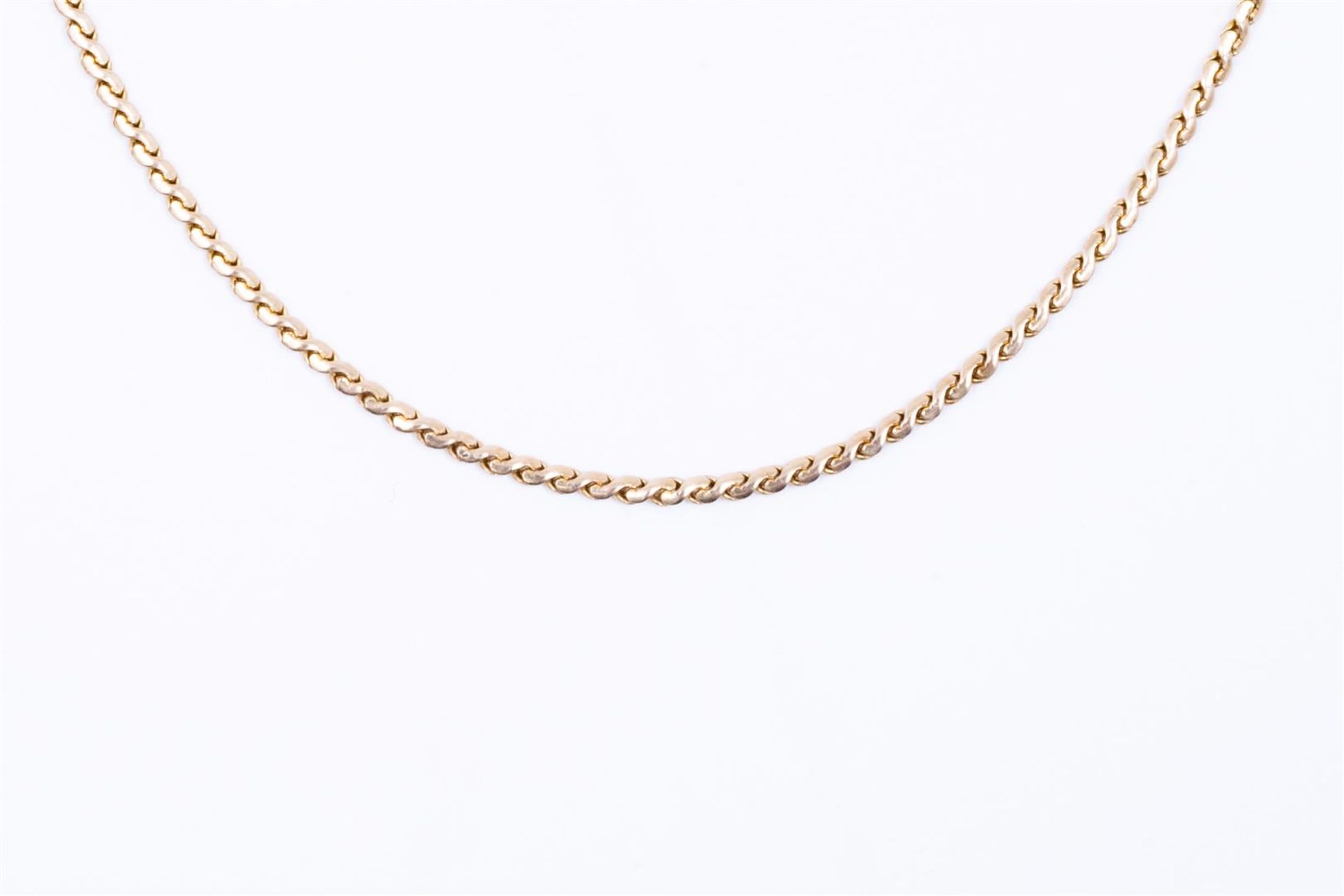 14kt yellow gold S-shape link necklace.
Length: 43.5 cm
Link width: 1.35 - 1.40 mm.
Inspection marks - Bild 2 aus 3