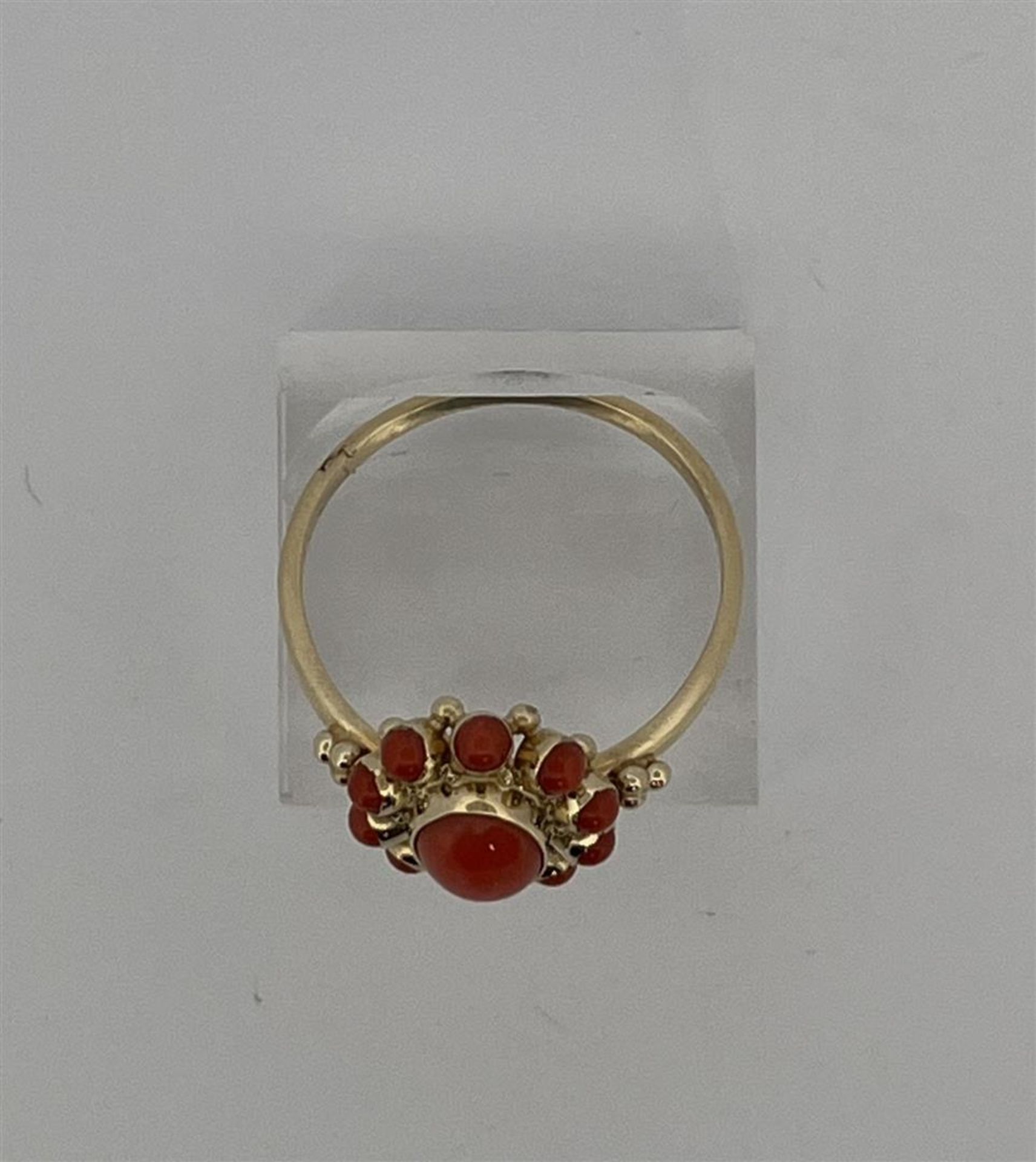 14kt yellow gold rosette ring set with red coral.
The ring is set with 1 central oval cabochon cut r - Image 2 of 7