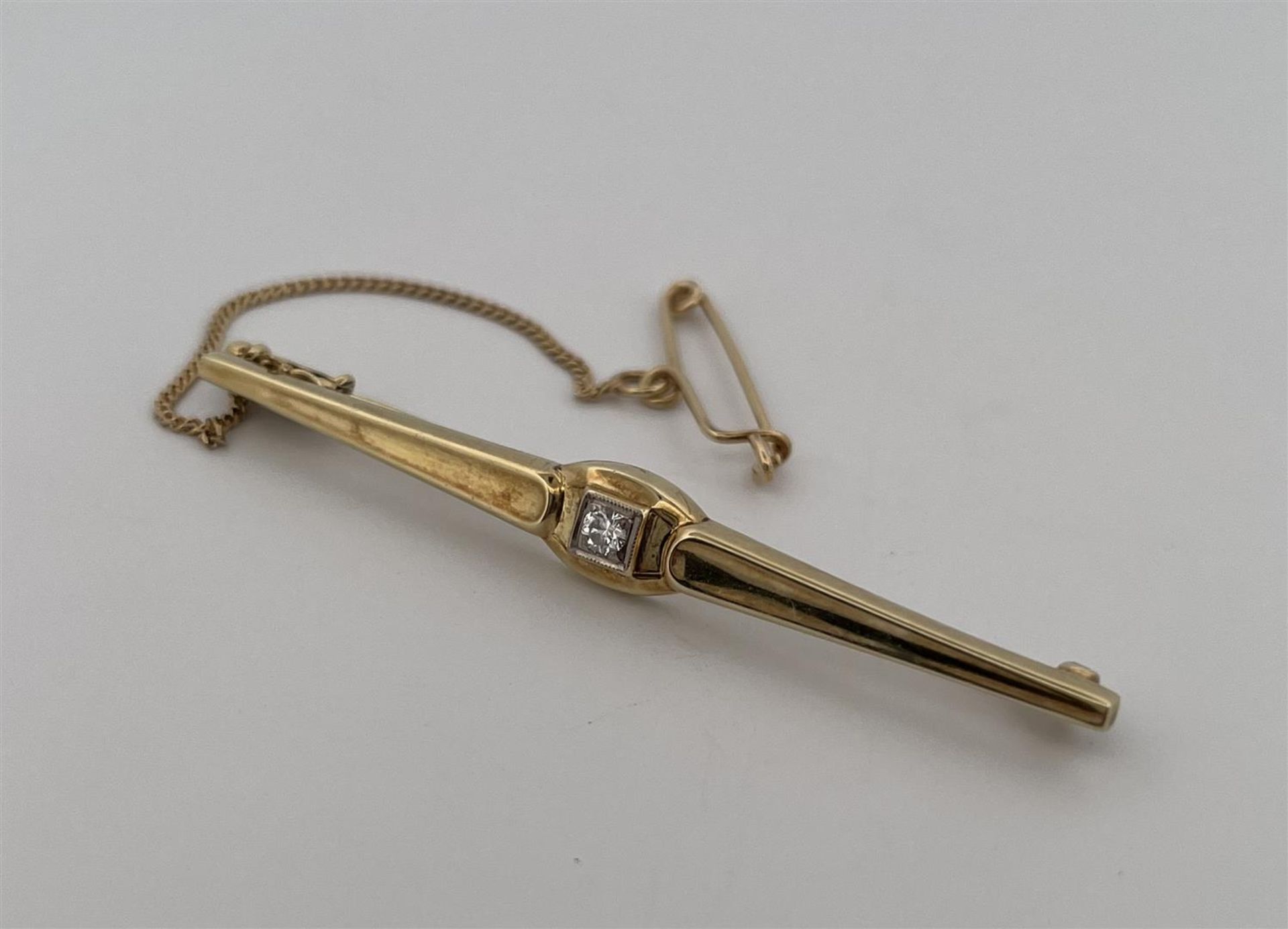14kt yellow gold tie pin set with diamonds.
Beautiful tie pin with extra safety chain and pin, the t - Bild 2 aus 4
