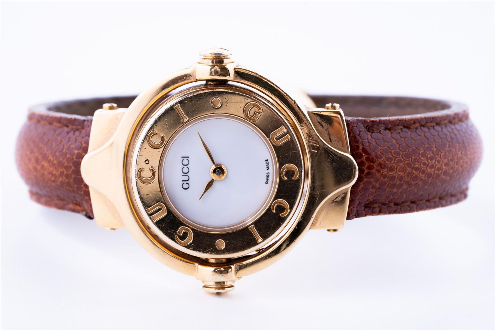 Gucci Cuff ladies watch.
The watch is equipped with a watch strap that is clamped around the wrist.  - Bild 2 aus 4