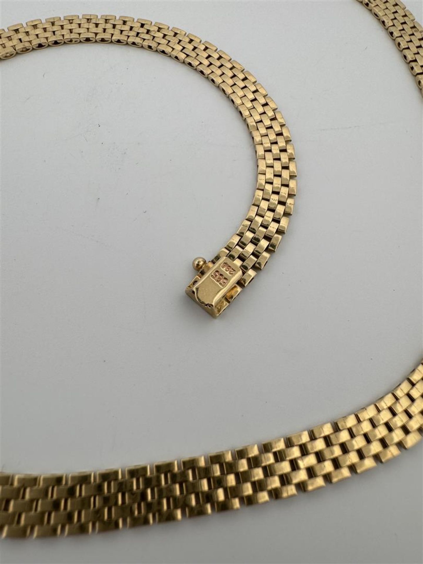 14kt yellow gold Rolex link necklace.
Length: 45 cm
Link width: 6.2 mm
Weight: 22.1 grams
Inspection - Bild 3 aus 3