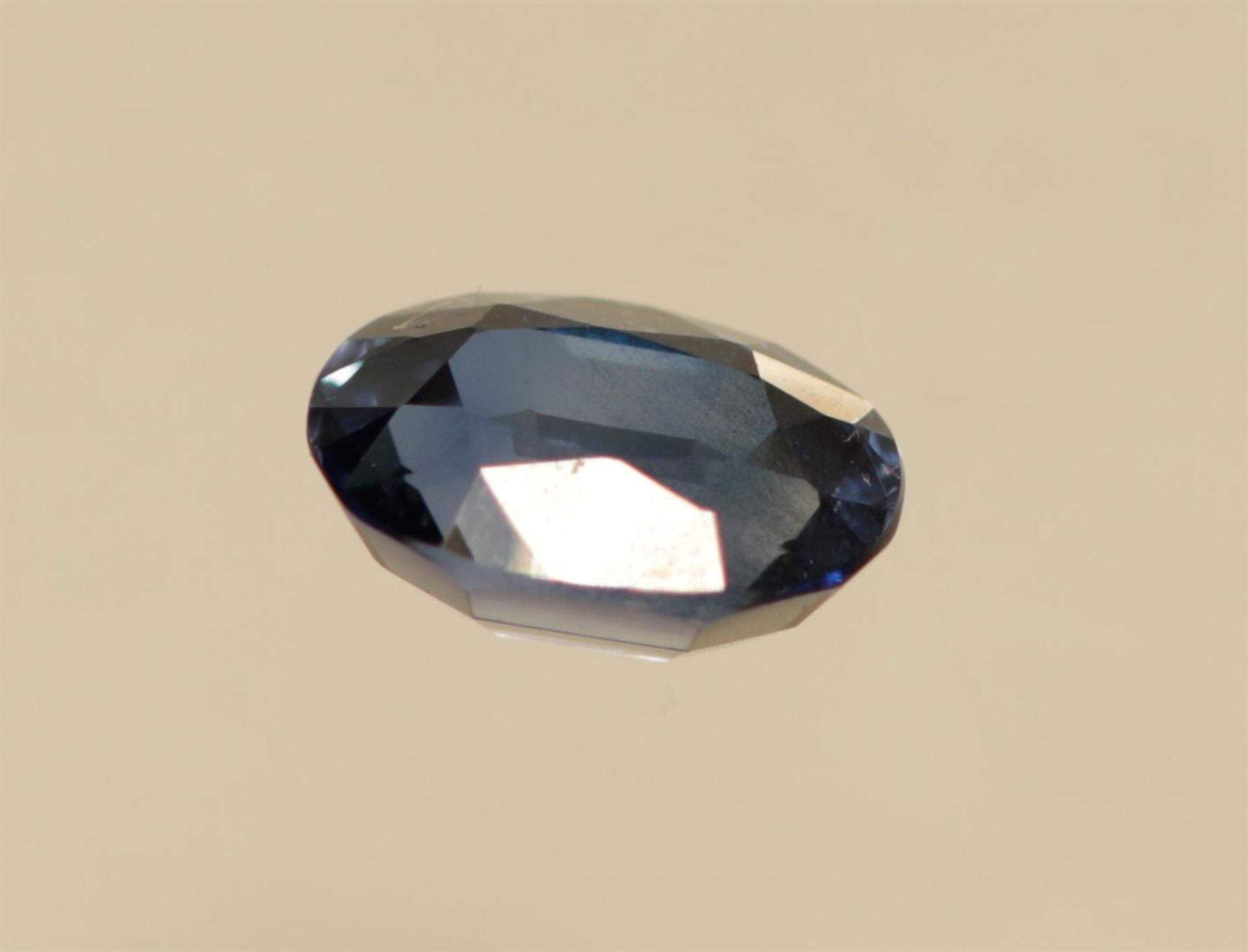 A lot consisting of a blue sapphire 1.80 ct. and a lemon sapphire 2.00 ct. 
This lot with 1 oval cut - Image 2 of 3
